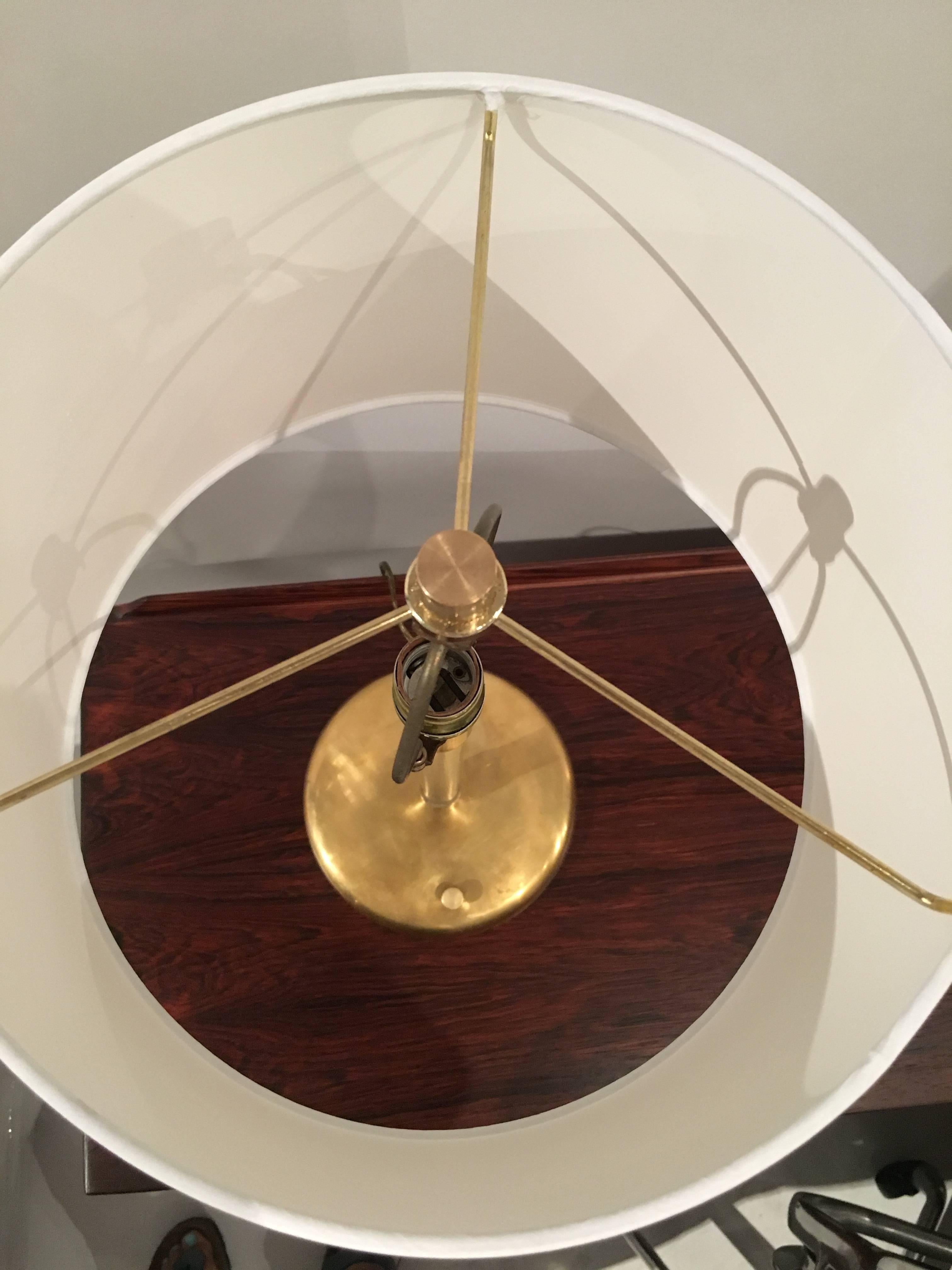 Pair of Acrylic and Brass Table Lamps In Excellent Condition In New York, NY