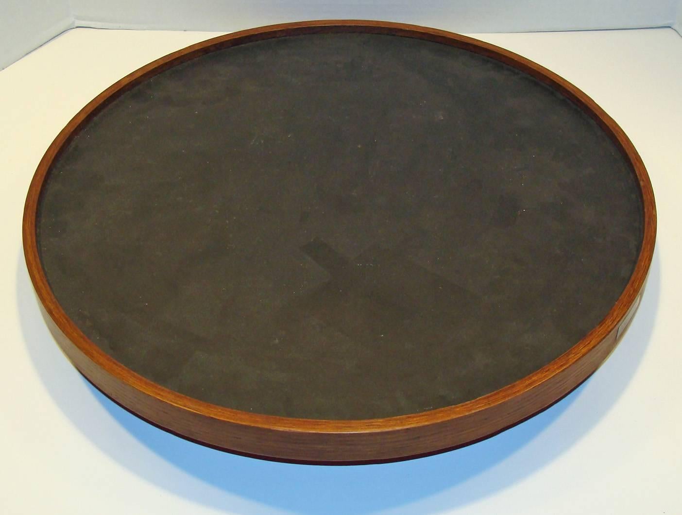 Rare vintage Hans Bolling tray designed for Torben Orskov, Copenhagen. Suitable as a stand-alone serving tray or fitted to Hans Bolling rolling cart.
Retains original label.

Tray is reversible (red and black lacquer) in an oak frame.

Note