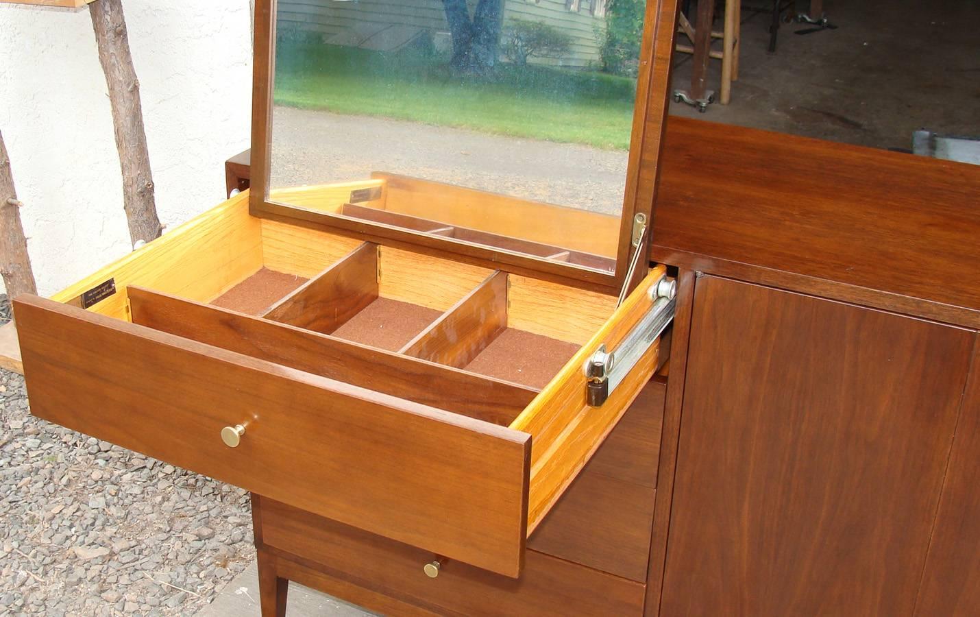 20th Century Superb Paul McCobb Dresser for Calvin