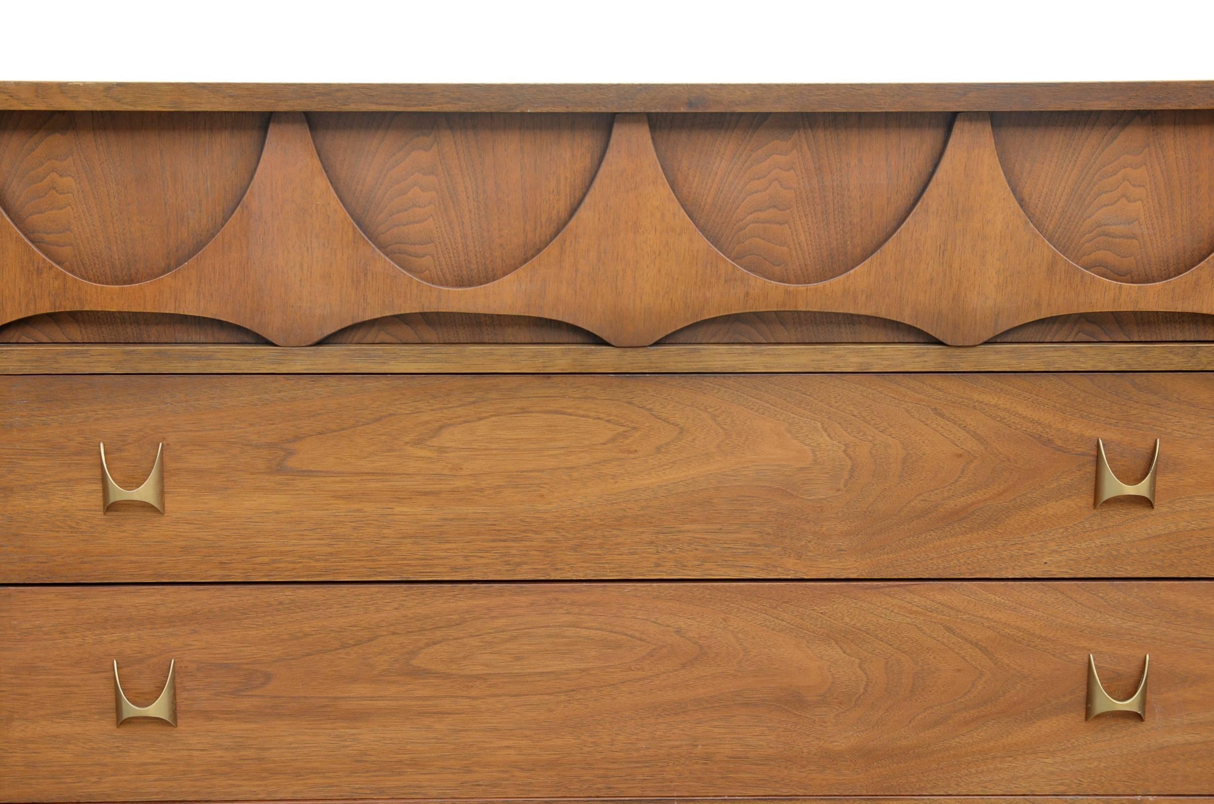 Pristine Walnut Brasilia Collection Dresser by Broyhill In Excellent Condition In Los Angeles, CA