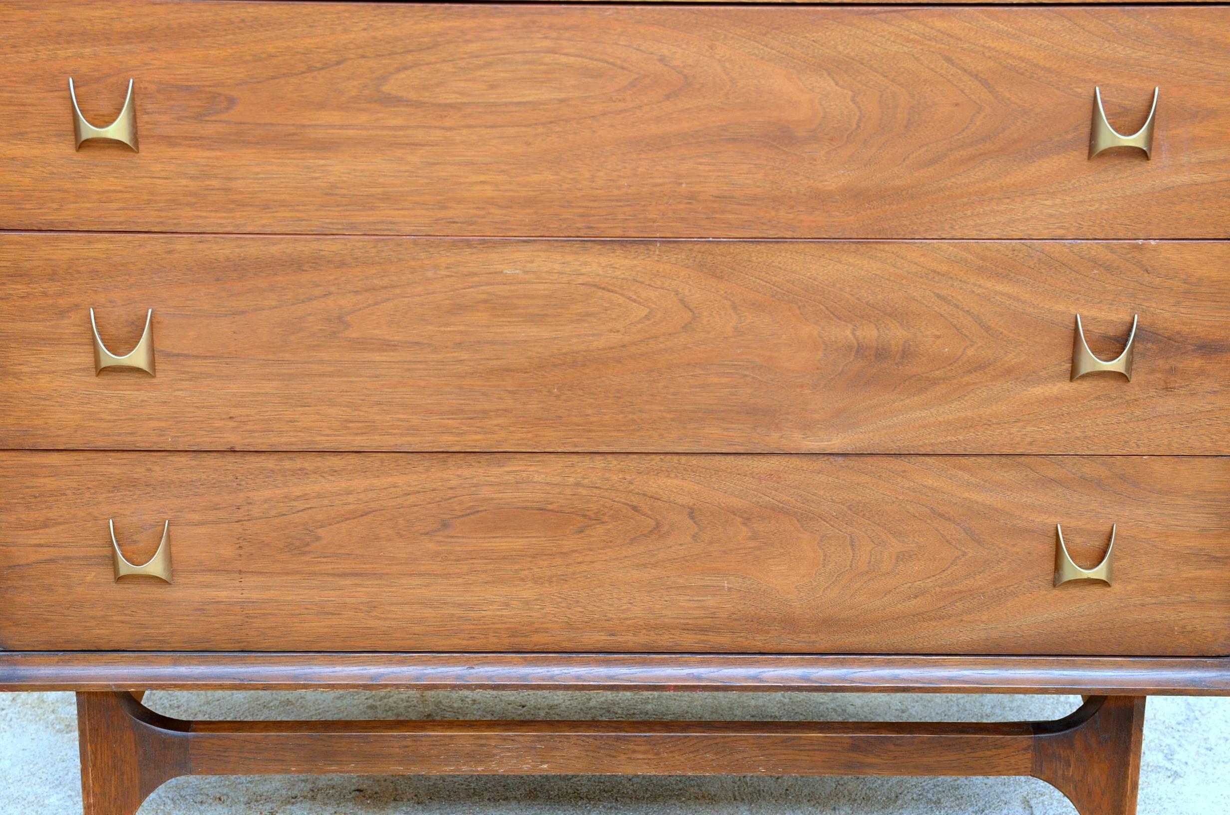 Mid-20th Century Pristine Walnut Brasilia Collection Dresser by Broyhill