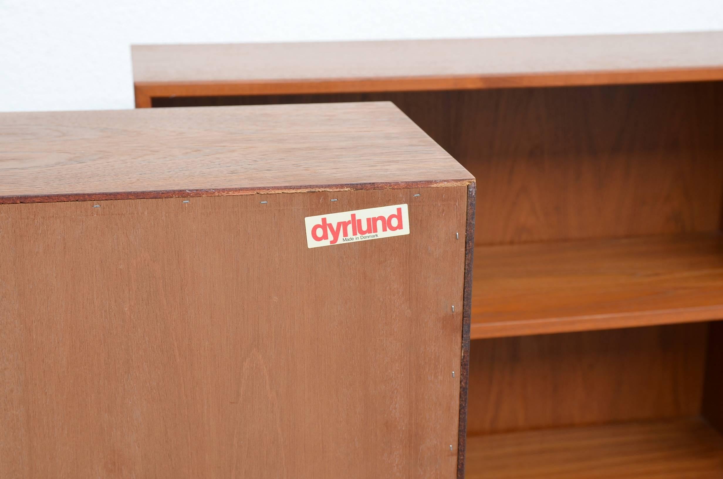 Scandinave moderne Paire d'étagères suspendues minimalistes danoises en teck par Dyrlund en vente