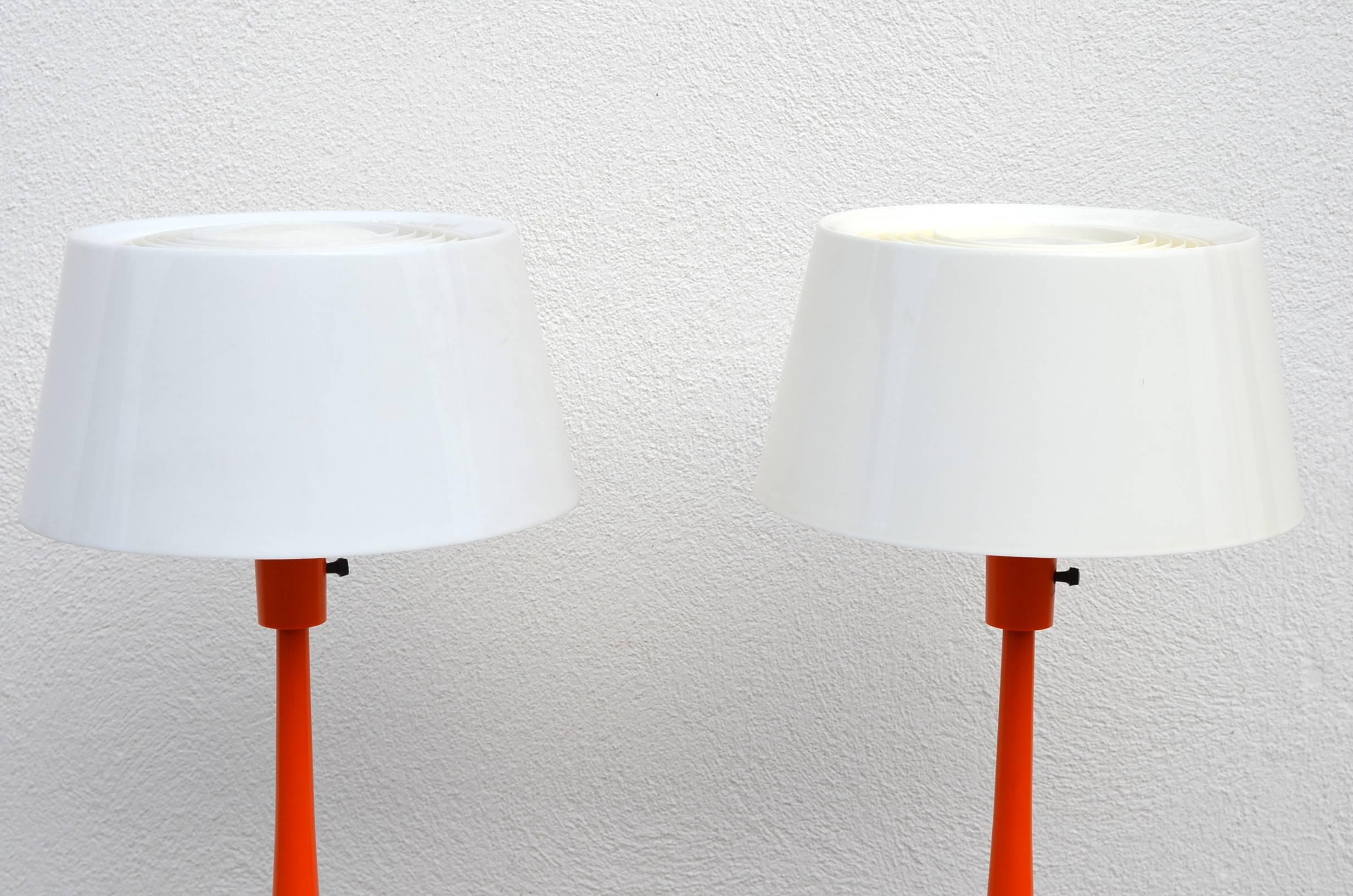 Powder-Coated Pair of Pristine Vintage Lumilon Table Lamps by Gerald Thurston for Lightolier For Sale