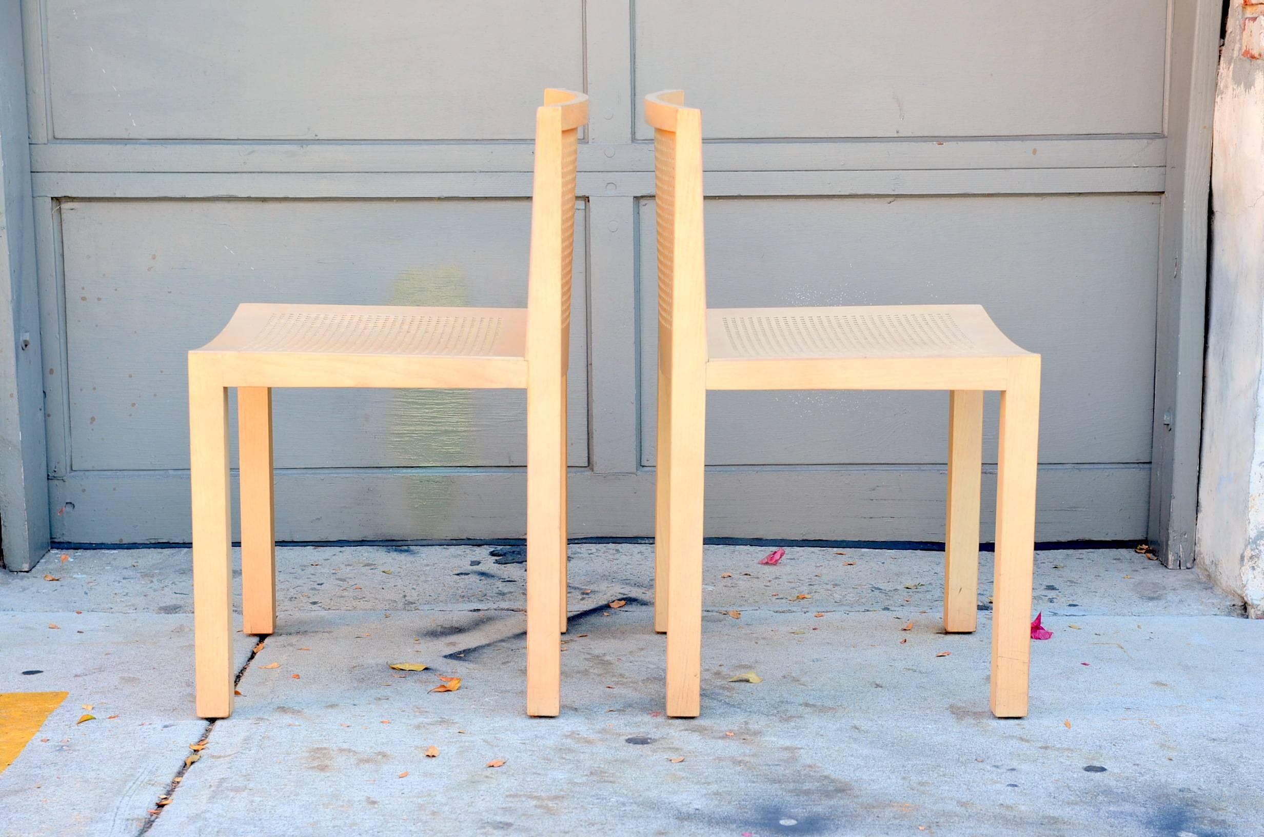 Ein Paar minimalistische Beistellstühle aus Buchenholz.