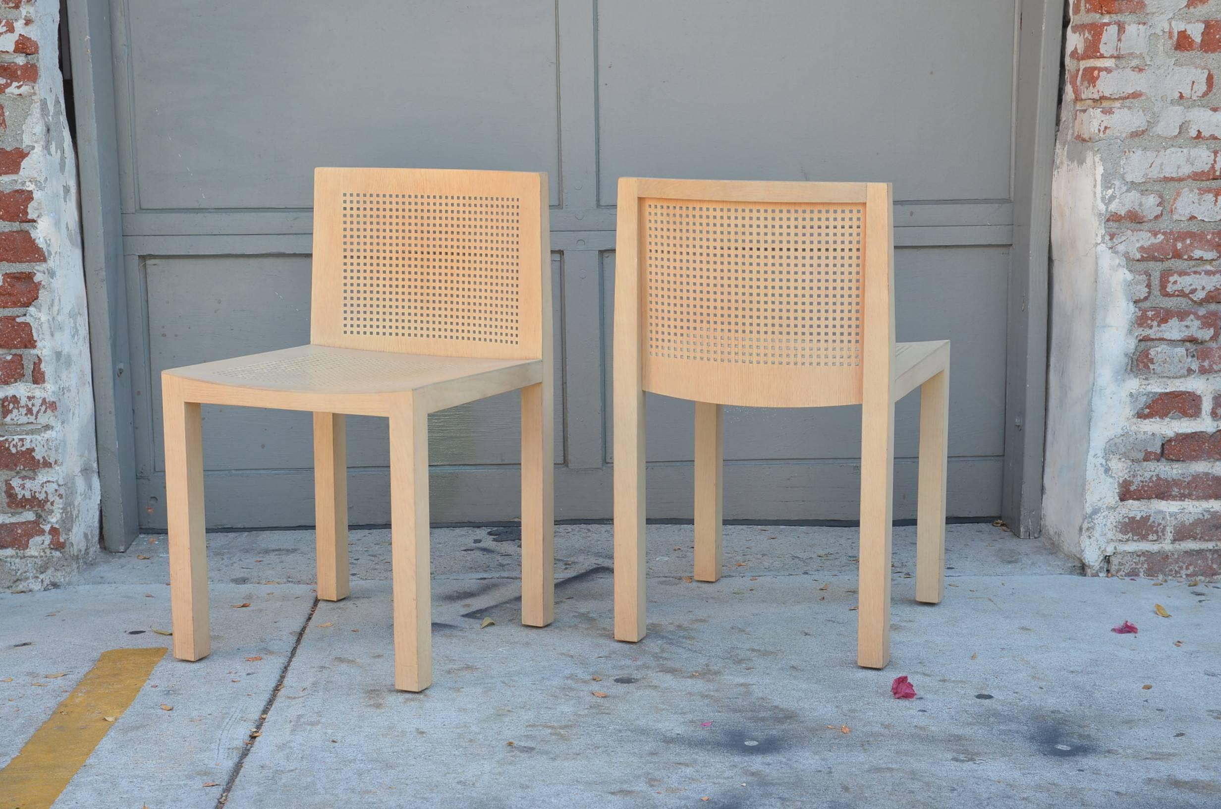 Minimalistische Beistellstühle aus Buchenholz, Paar (amerikanisch) im Angebot