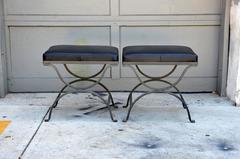 Coppia di sgabelli Chic in ferro battuto e pelle nera a grana morbida