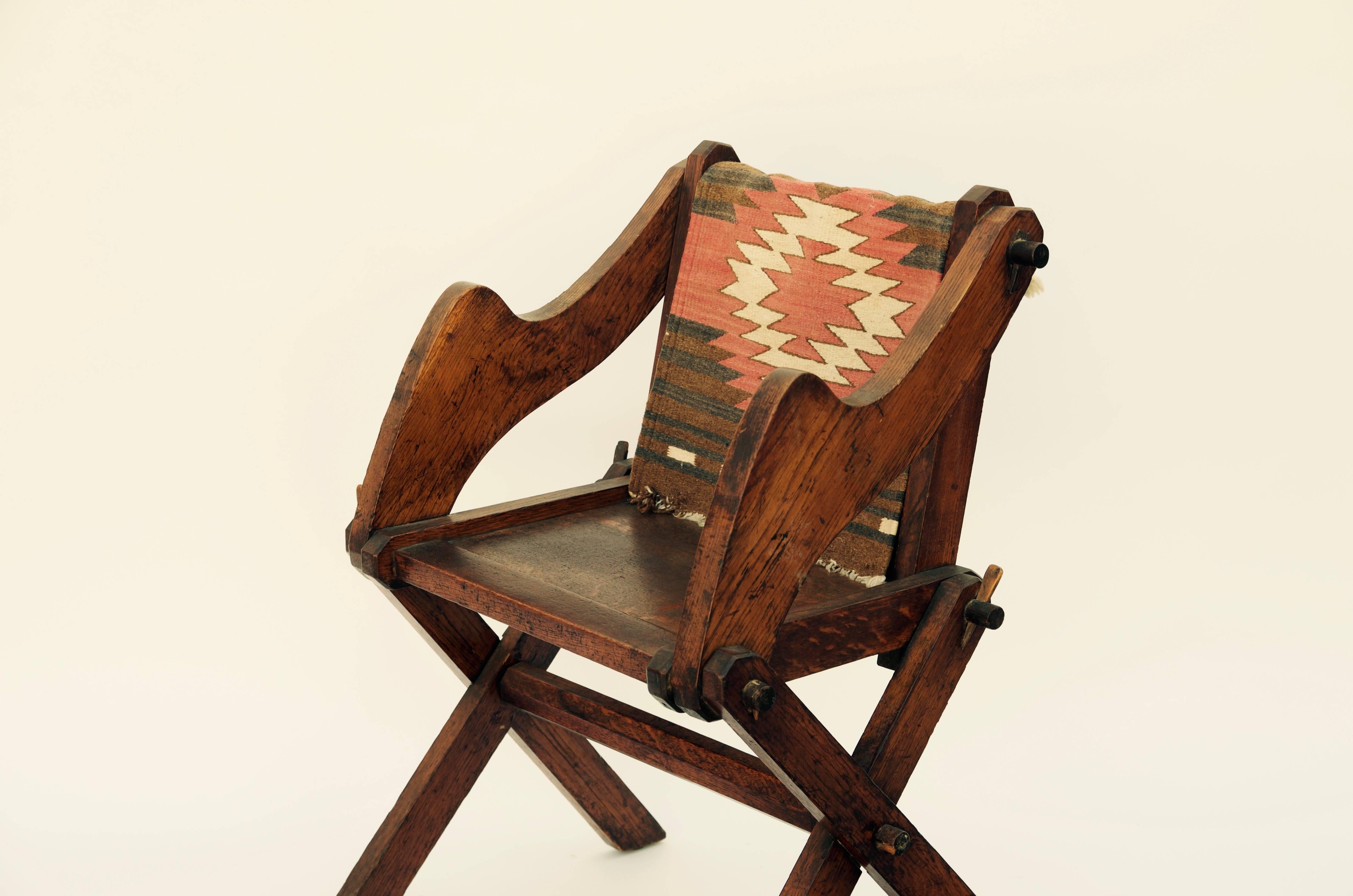 Unusual patinated oak Arts & Crafts Glastonbury Chair side chair with vintage Navajo fabric. Beautifully crafted, late 19th Century.