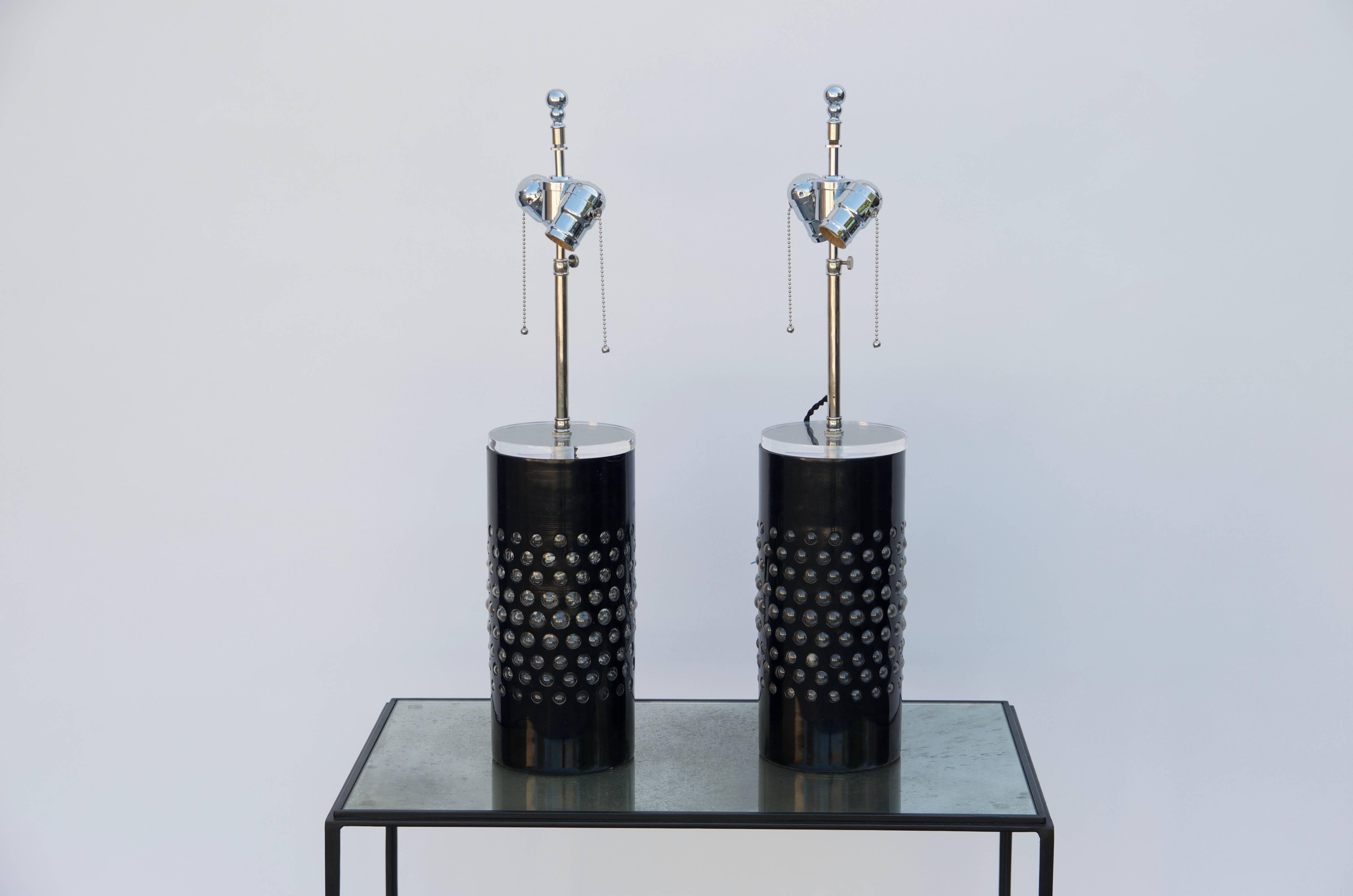 Américain Paire d'insolites lampes cylindriques en verre texturé avec abat-jours sur mesure en vente