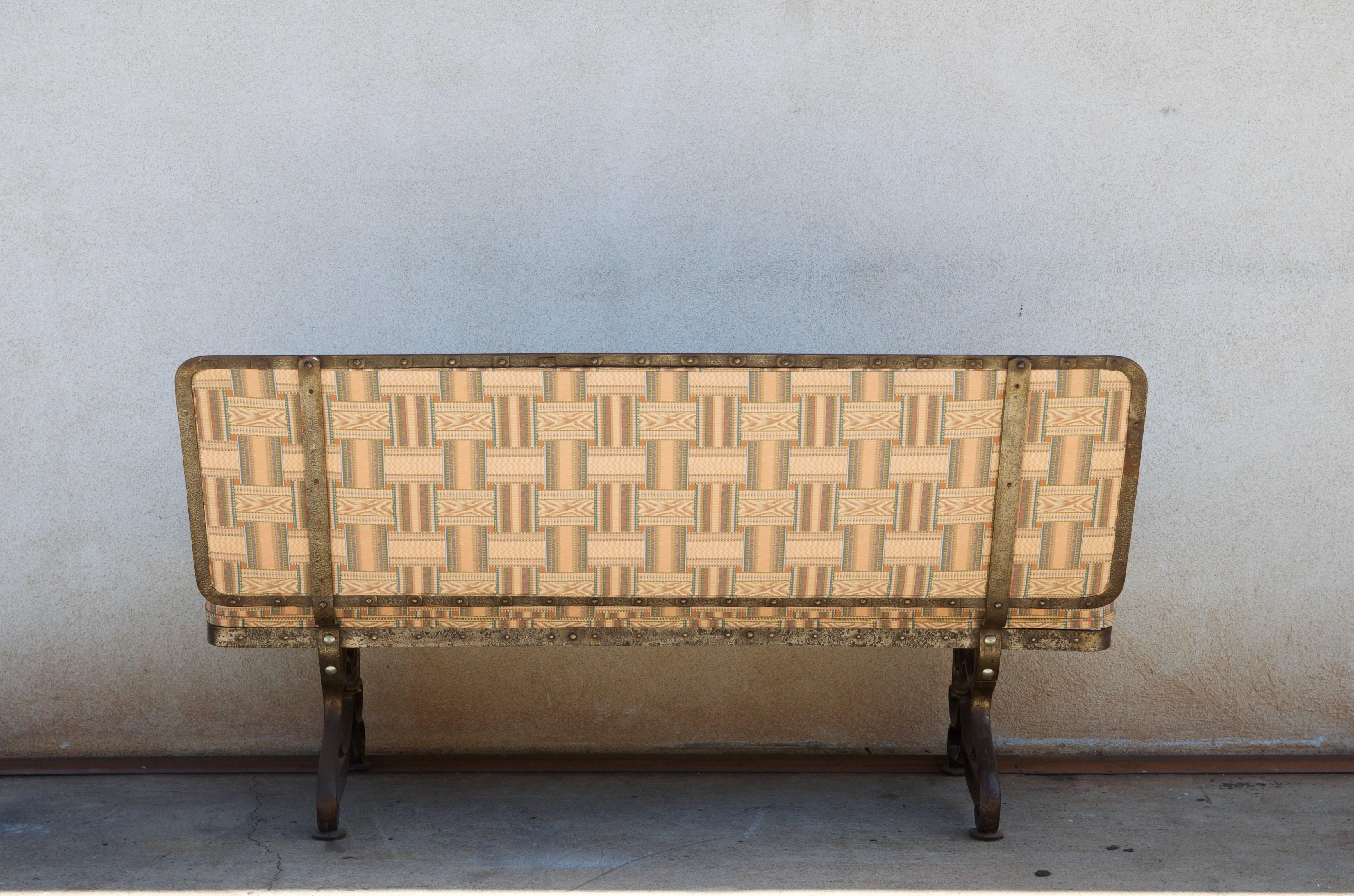 Tissu d'ameublement Paire de confortables bancs en fer forgé industriel de style Art nouveau français en vente