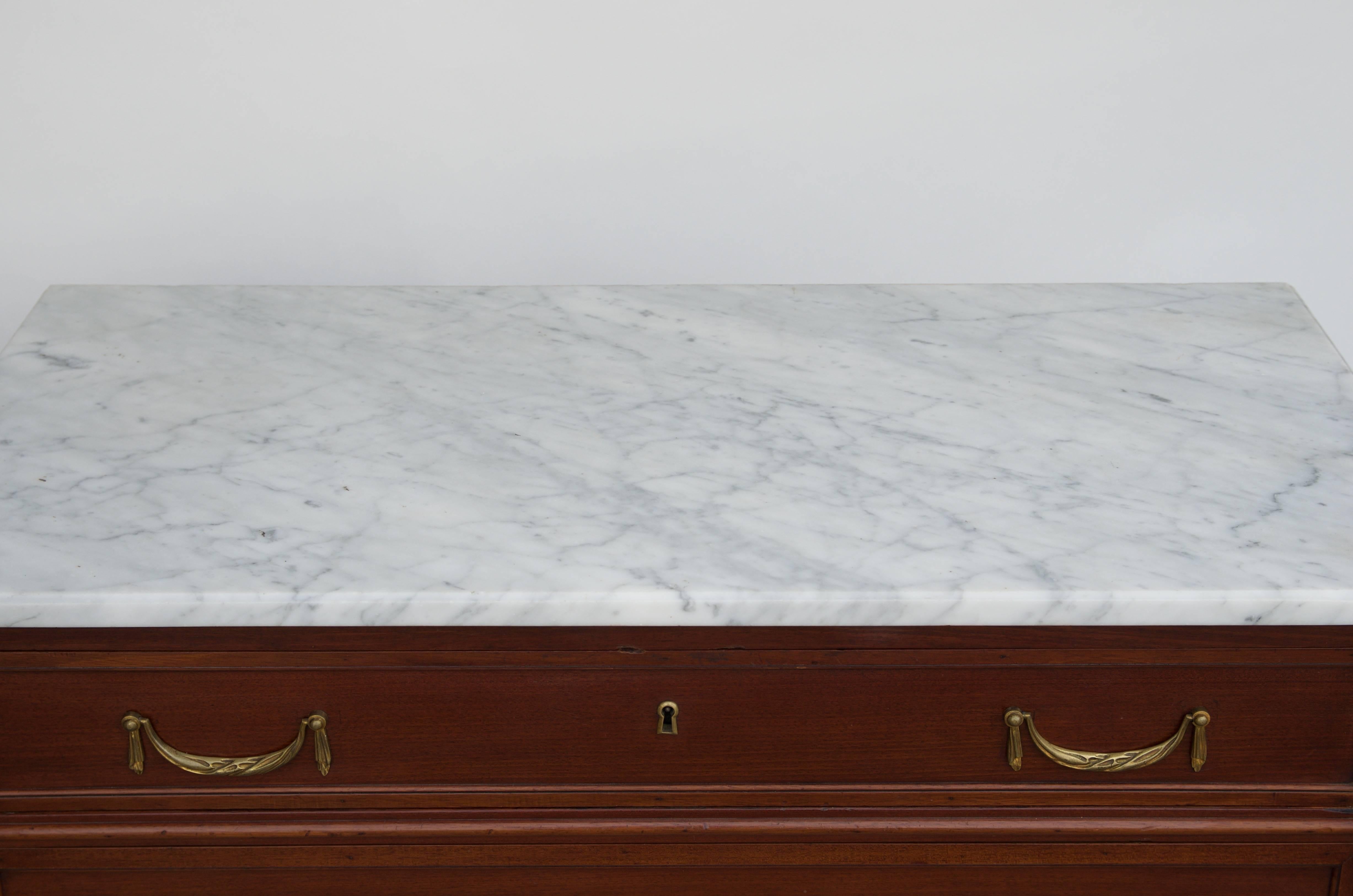 Neoklassizistische Kommode im Louis-XVI.-Stil von Maison Jansen im Zustand „Hervorragend“ im Angebot in Los Angeles, CA