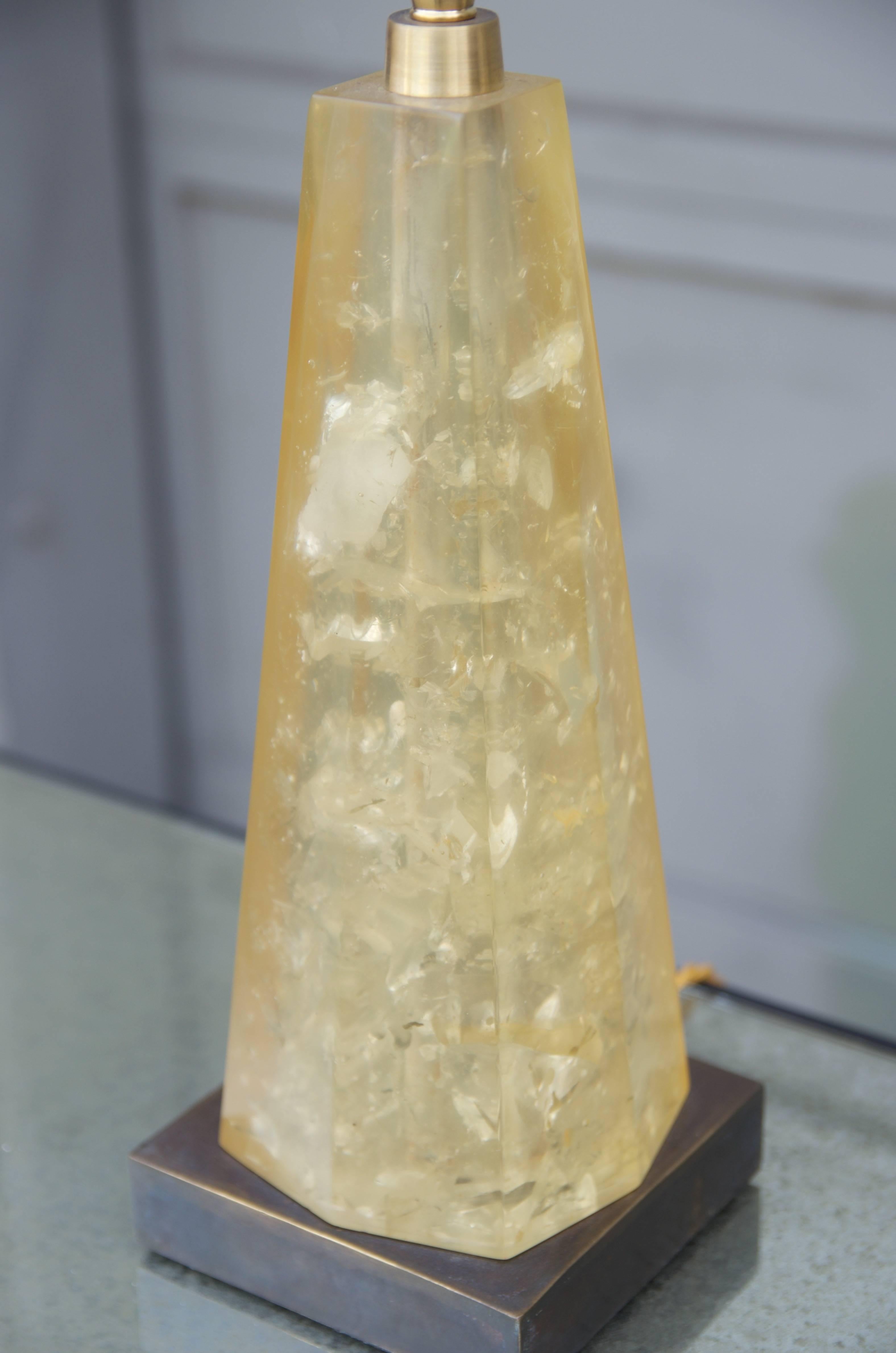 Chic Obelisk Tischlampe aus fraktalem Harz (amerikanisch) im Angebot