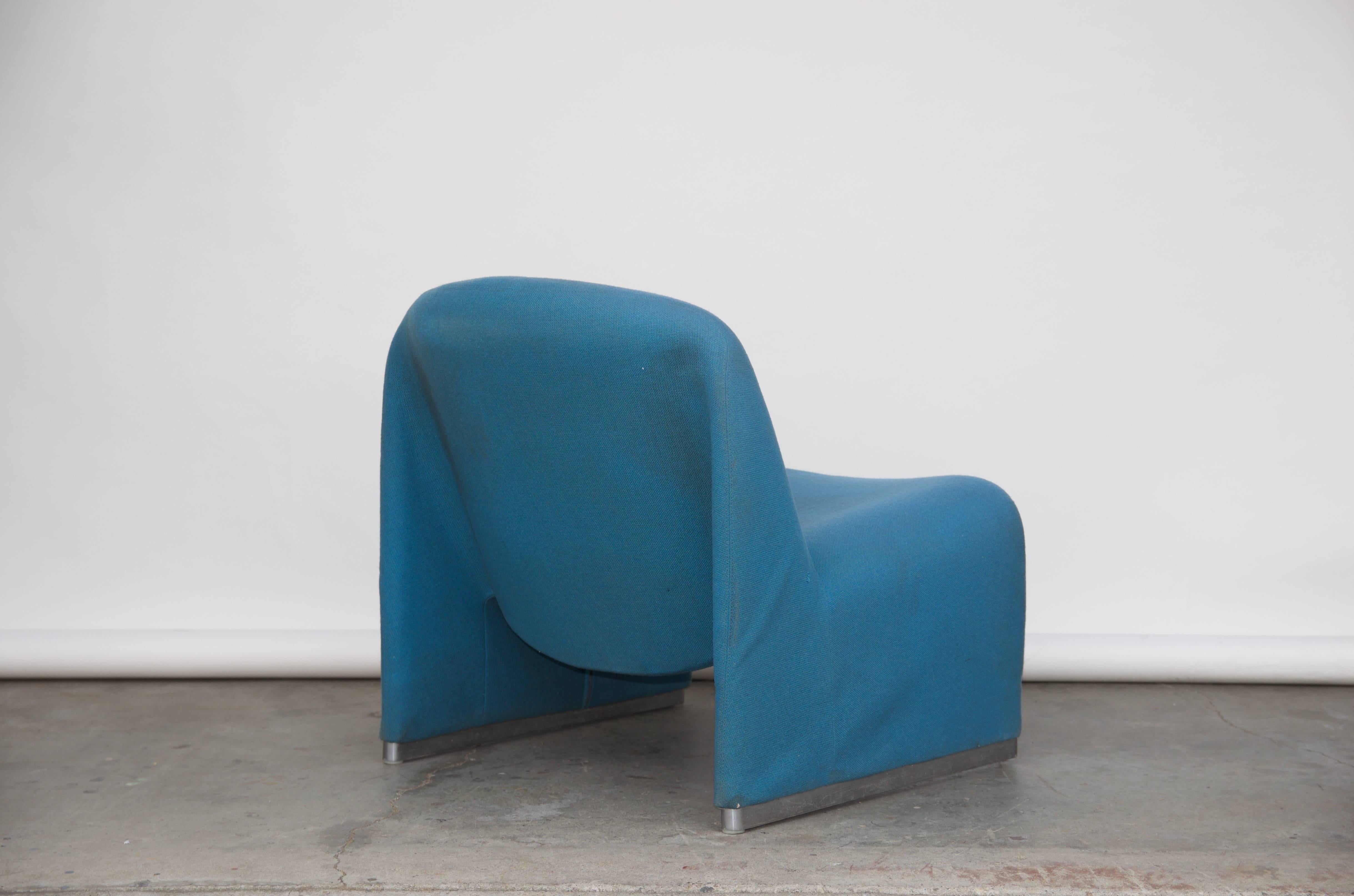 Pair of Original Alky Lounge Chairs by Giancarlo Piretti for Castelli In Distressed Condition In Los Angeles, CA