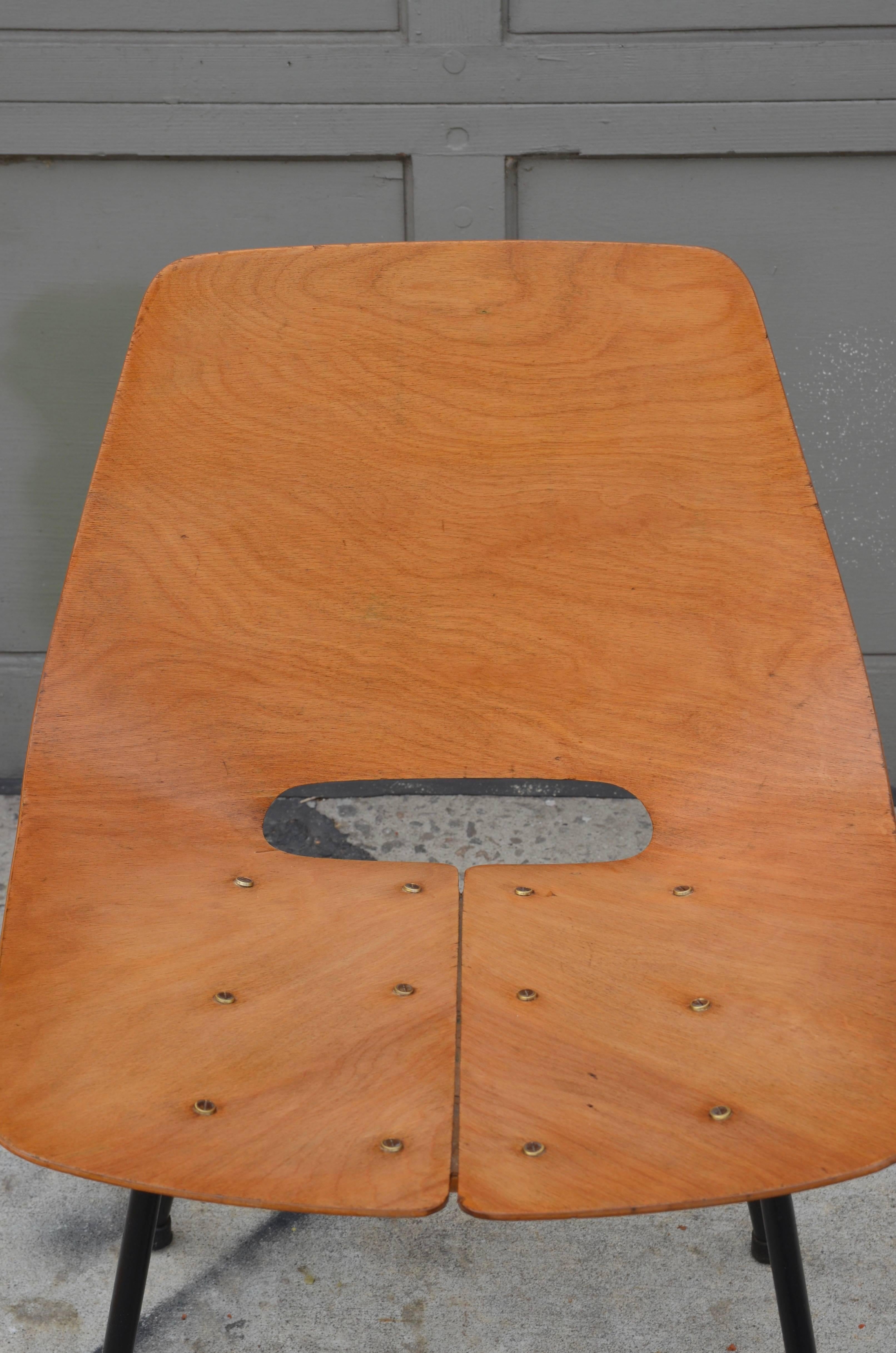 Acier Paire de chaises d'appoint Tonneau en contreplaqué cintré de Pierre Guariche
