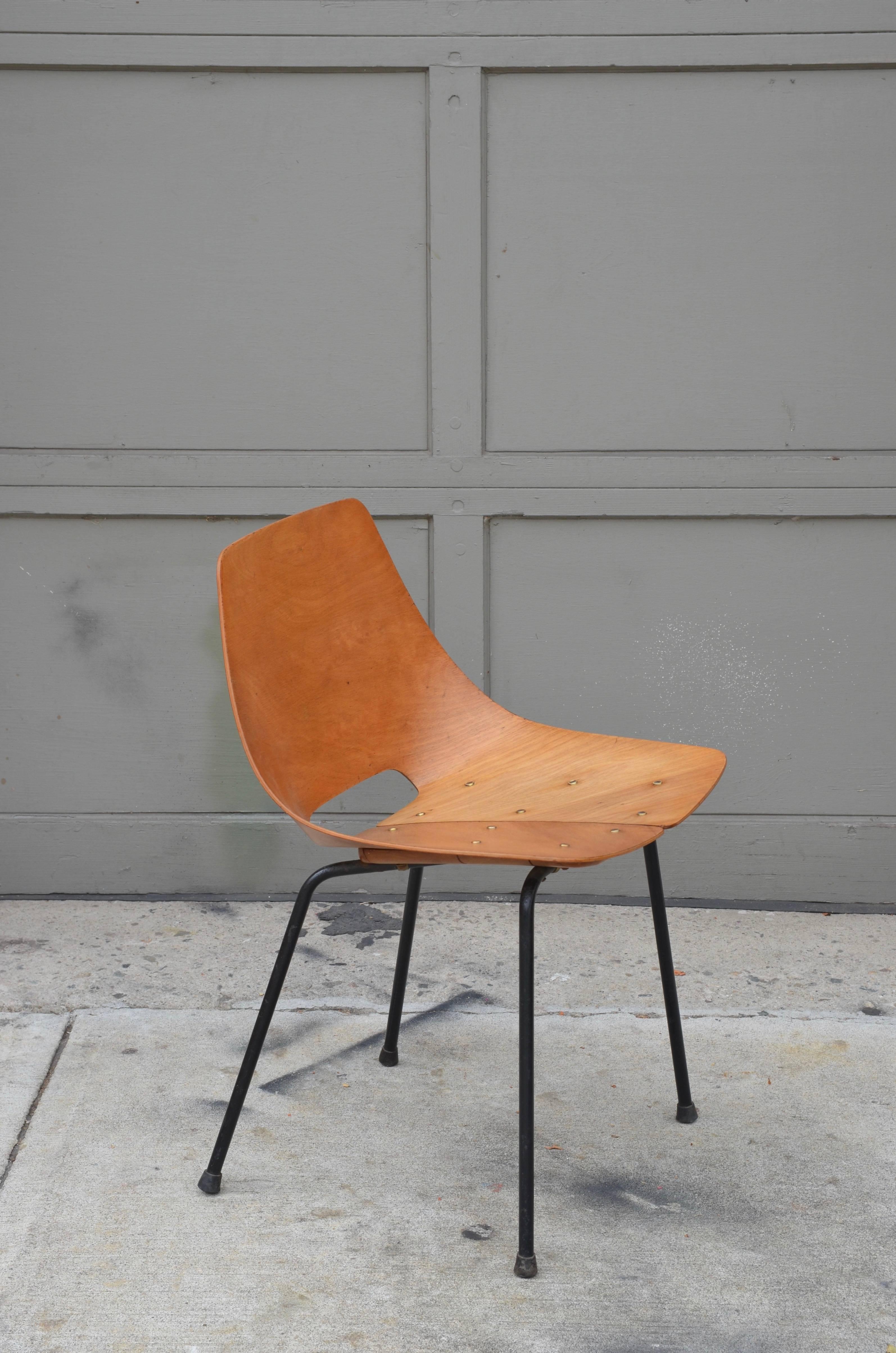 Peint Paire de chaises d'appoint Tonneau en contreplaqué cintré de Pierre Guariche