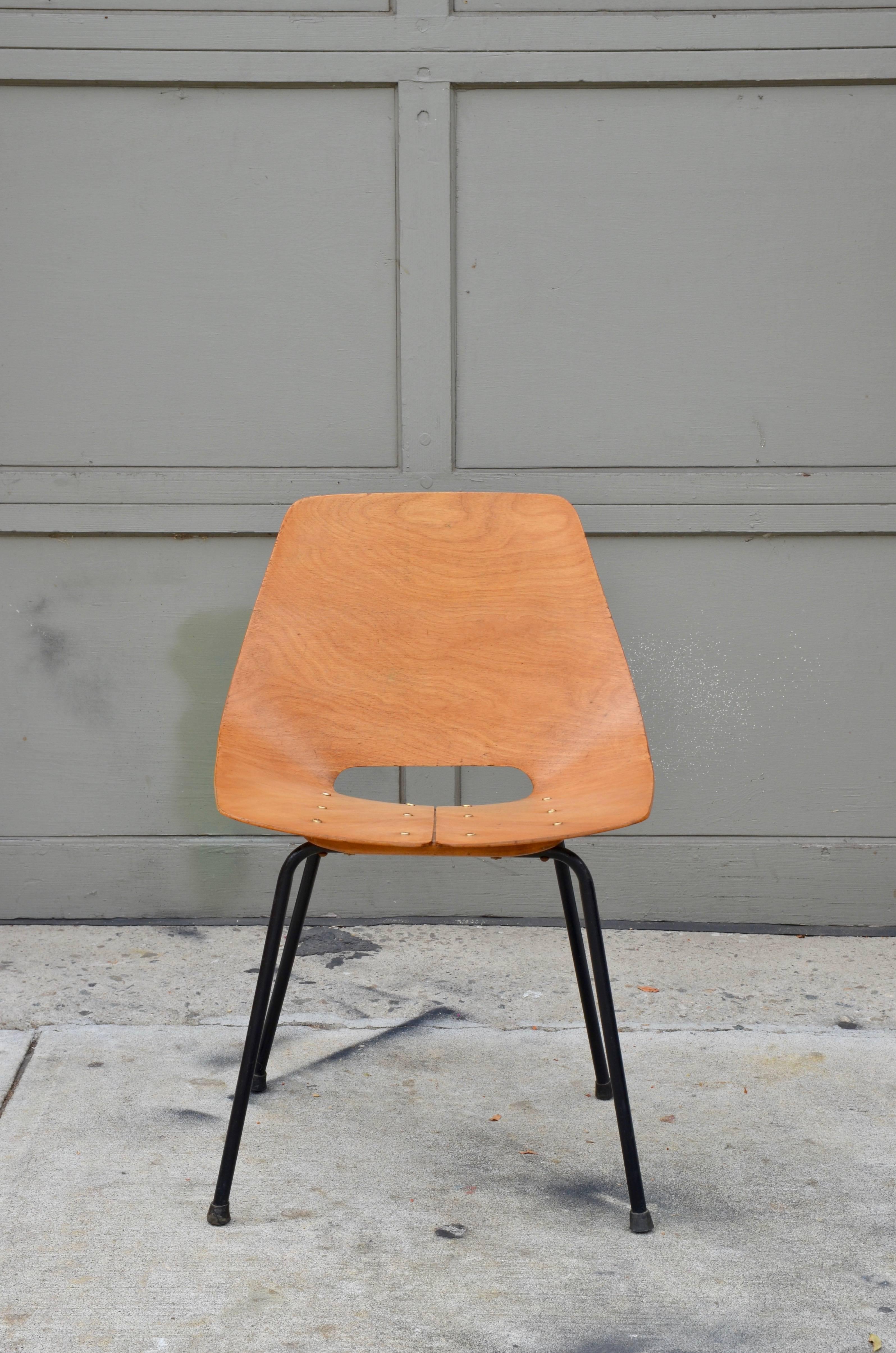 Mid-Century Modern Paire de chaises d'appoint Tonneau en contreplaqué cintré de Pierre Guariche