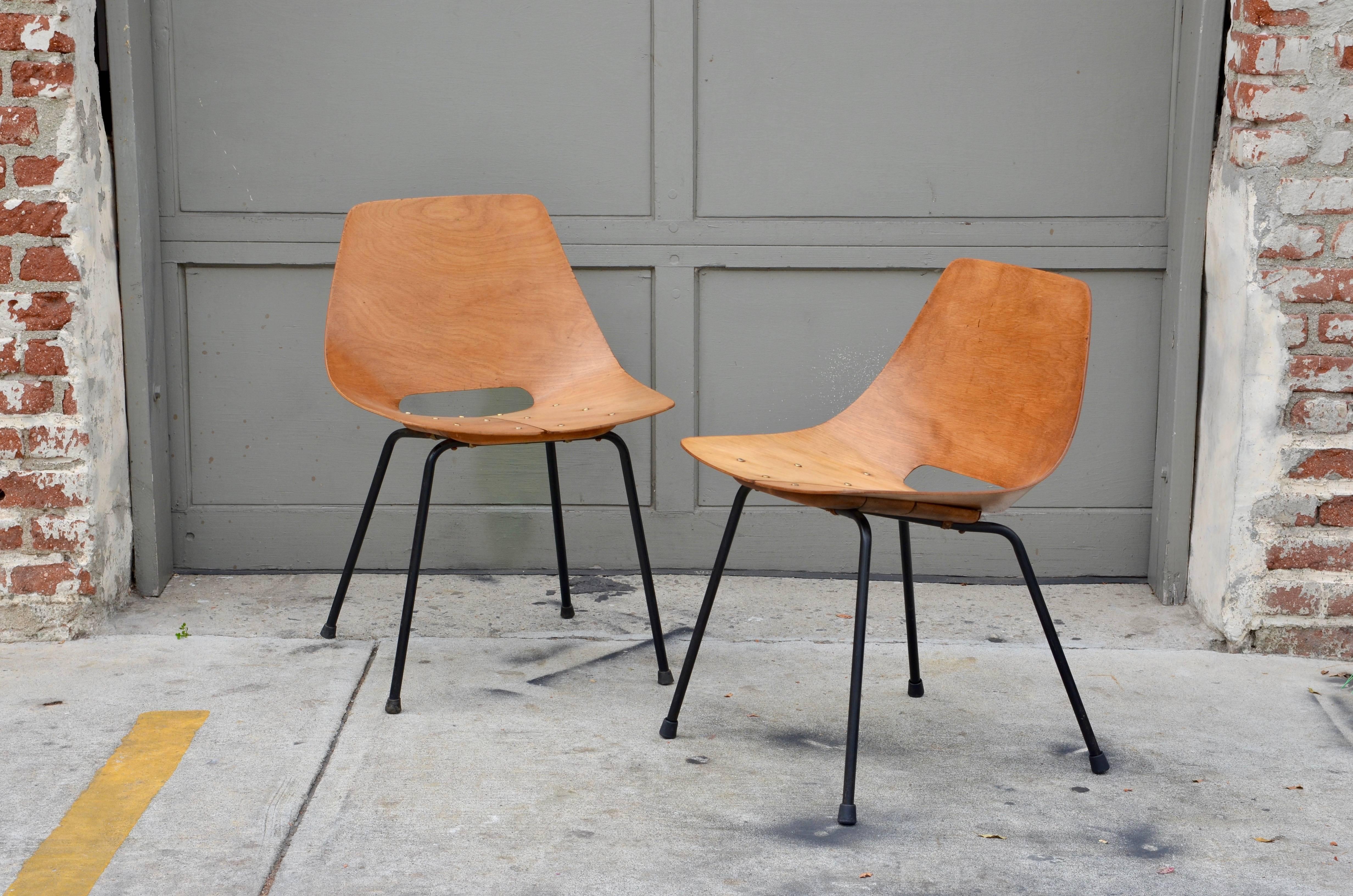 Rare paire de chaises Tonneau en contreplaqué cintré:: toutes d'origine:: par Pierre Guariche:: l'Edition Steiner:: 1954. 

Premières années

Pierre Guariche est né en 1926:: fils d'une famille d'orfèvres parisiens. Il a étudié à l'École nationale