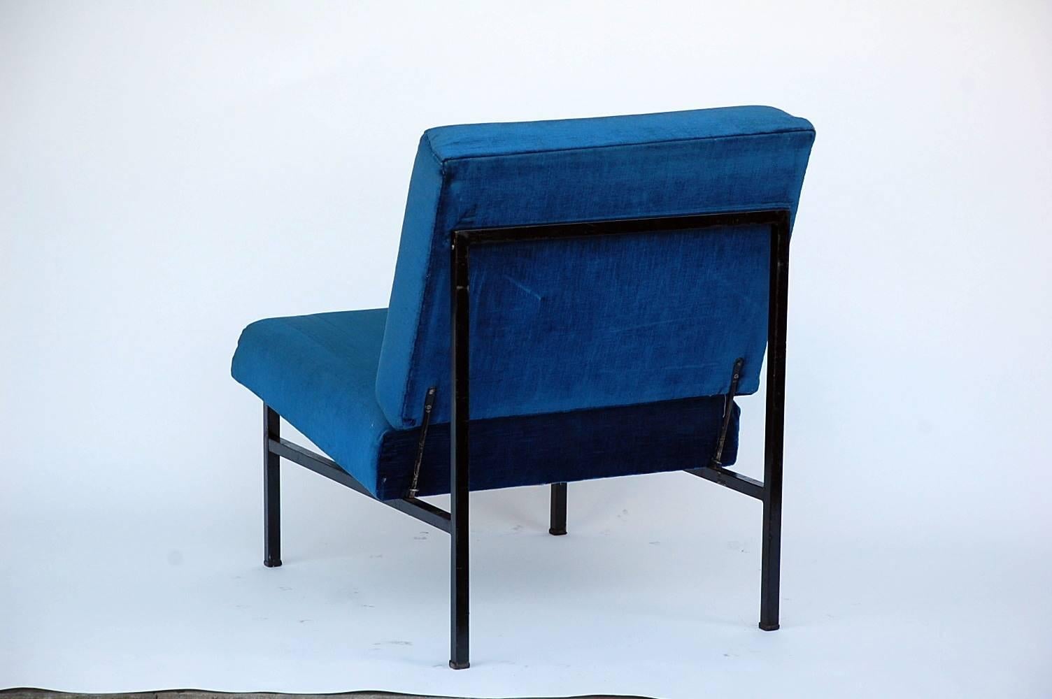 Mid-Century Modern Pair of 'Déclive' Velvet and Blackened Steel Slipper Chairs by Design Frères For Sale