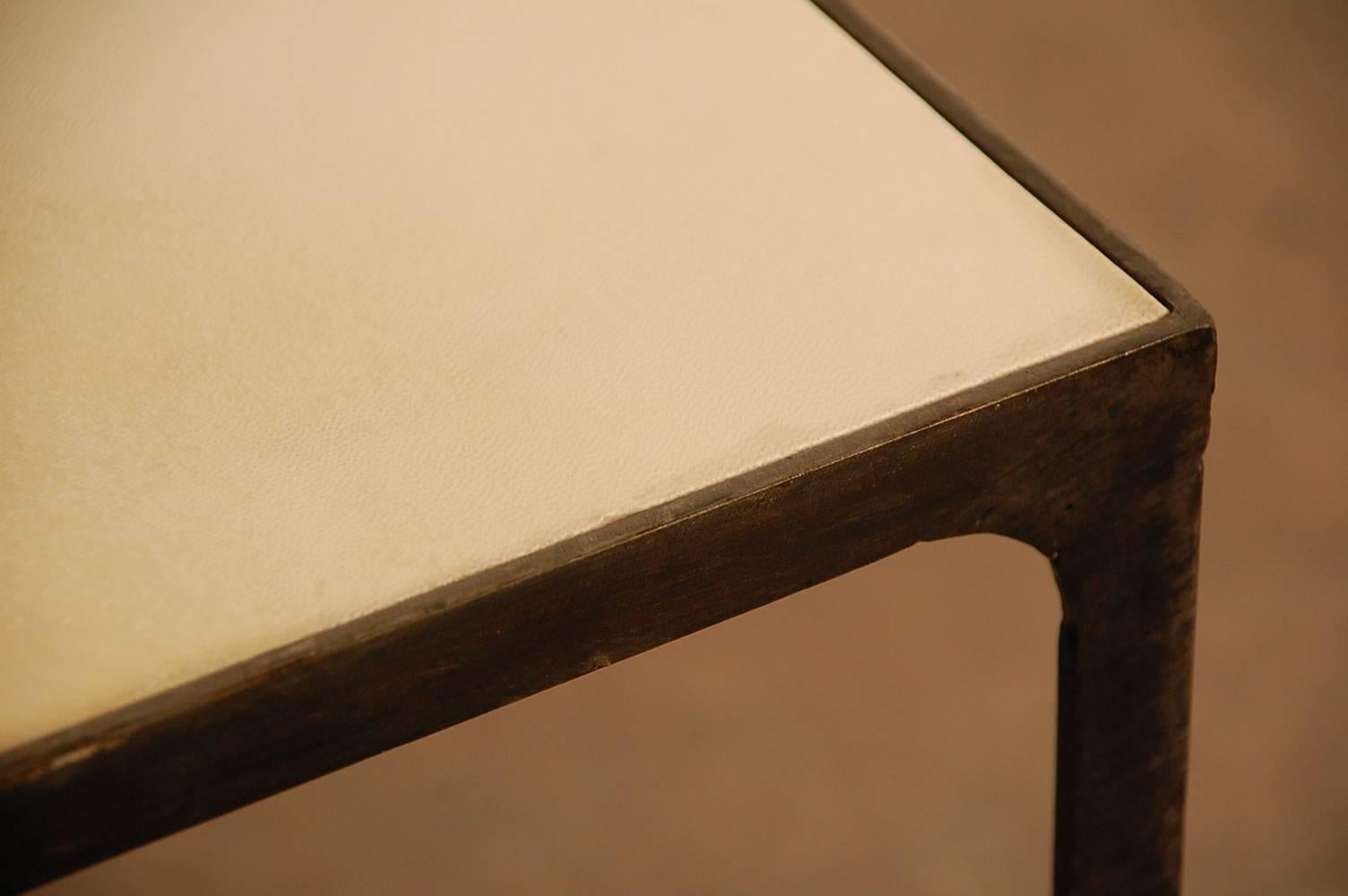 Ein Paar Beistelltische 'Esquisse' aus Pergament und Schmiedeeisen von Design Frères im Zustand „Neu“ im Angebot in Los Angeles, CA