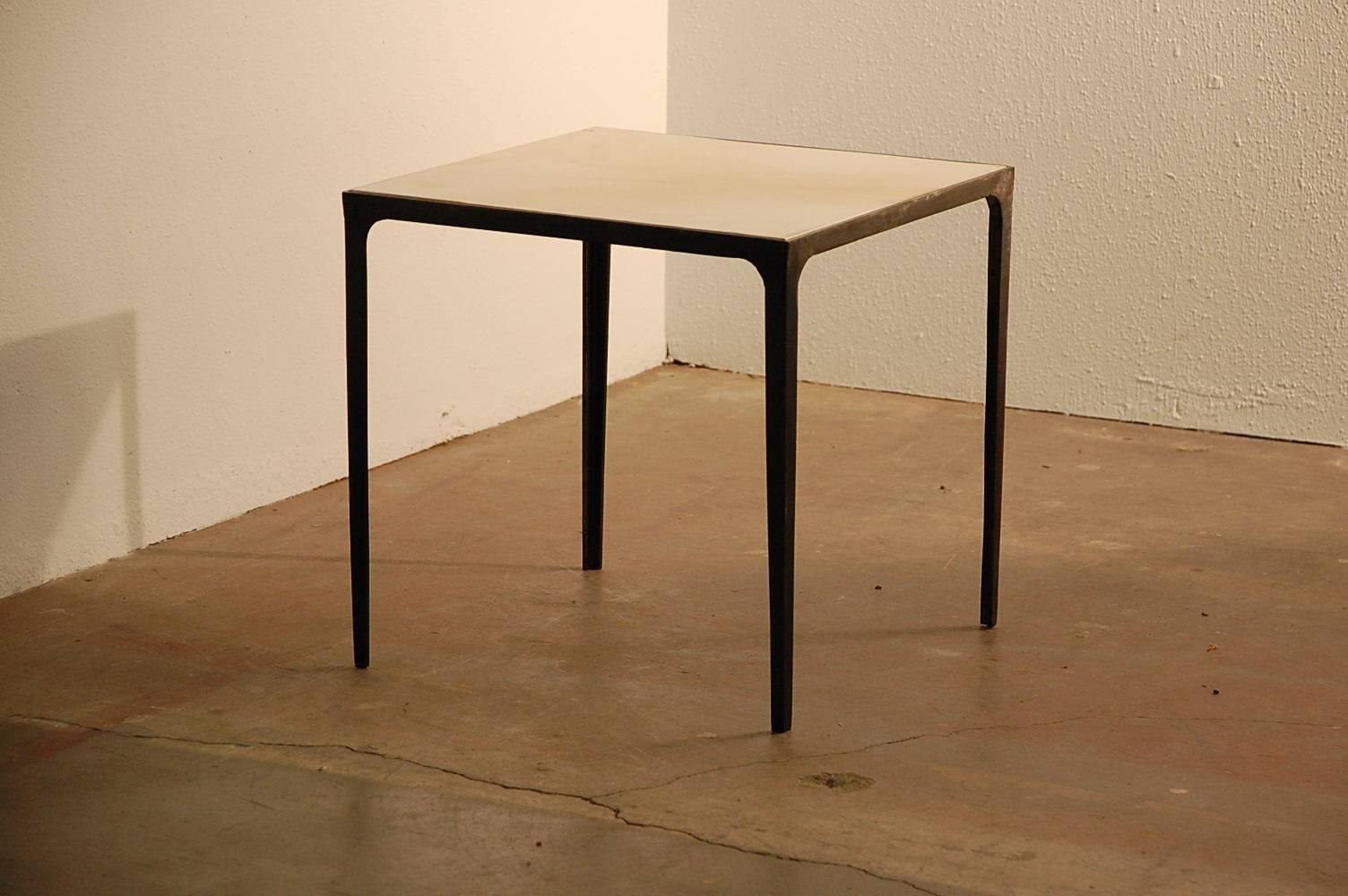 Ein Paar Beistelltische 'Esquisse' aus Pergament und Schmiedeeisen von Design Frères (Art déco) im Angebot
