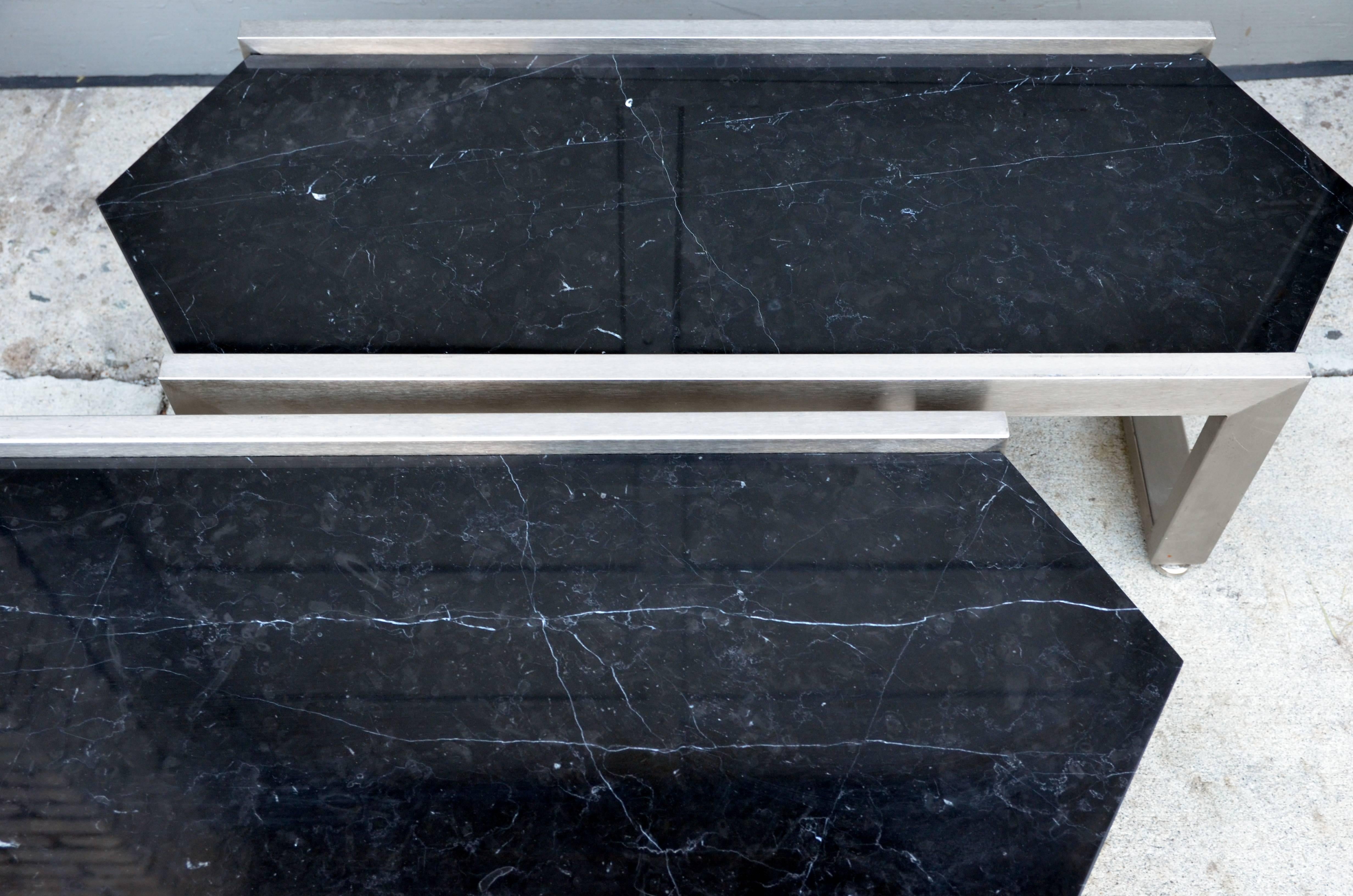 Moderne Paire de tables basses en acier poli et marbre noir veiné des années 1960 en vente