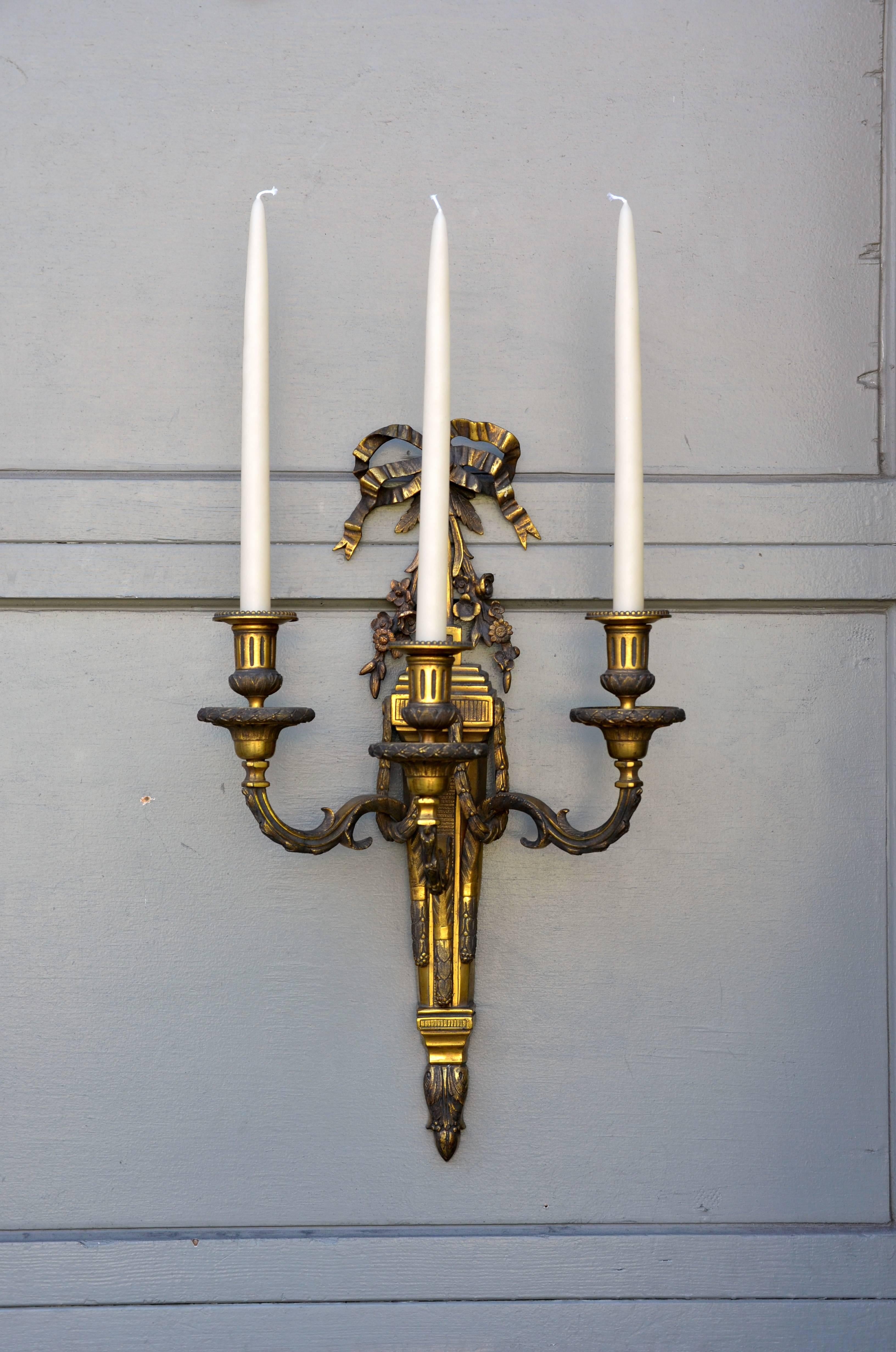 Monumentale Wandleuchter aus vergoldeter Bronze im Louis-XVI.-Stil, Paar im Angebot 1