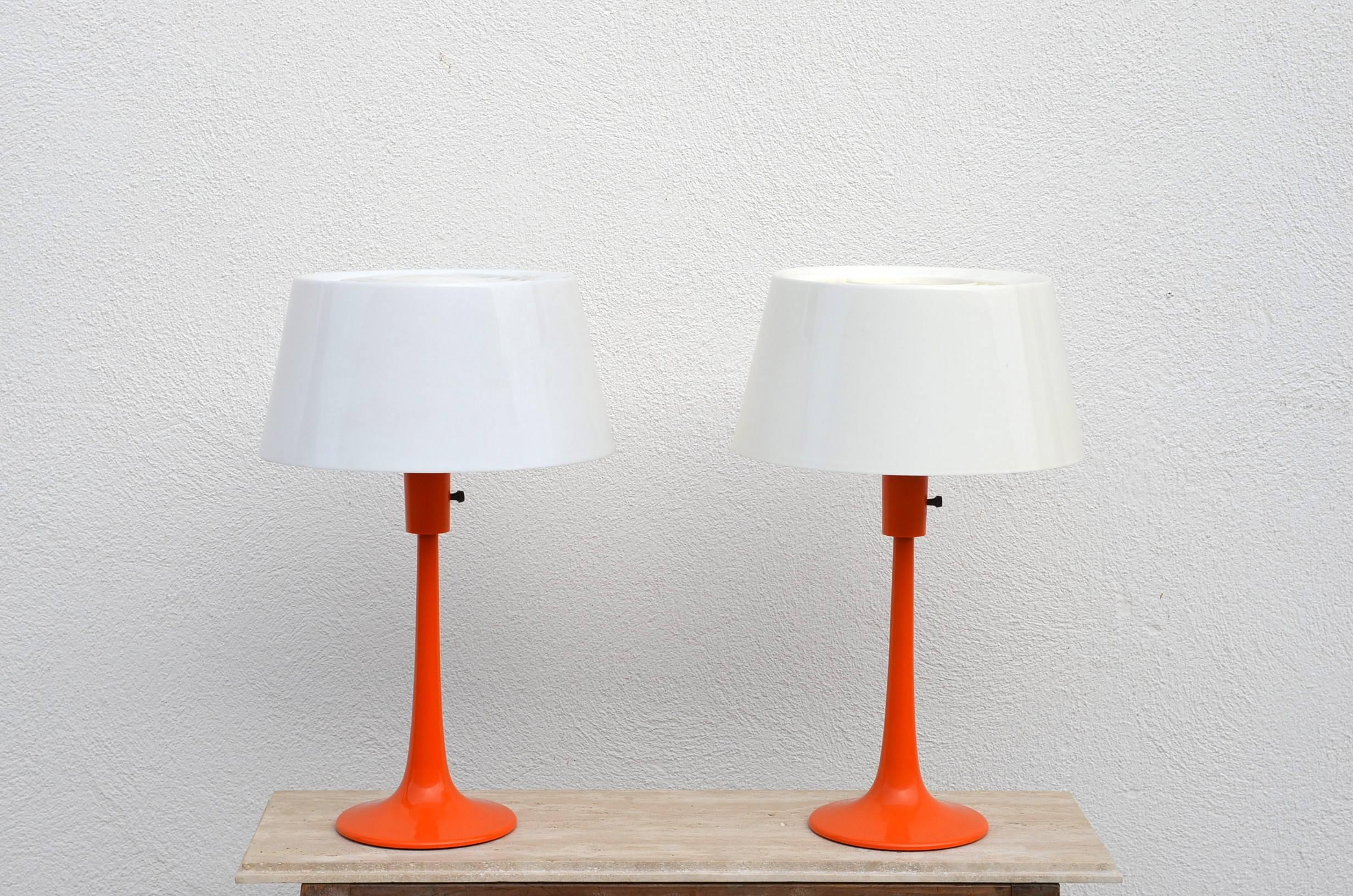 Mid-20th Century Pair of Pristine Vintage Lumilon Table Lamps by Gerald Thurston for Lightolier For Sale