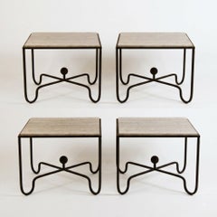 En stock : quatre grandes tables d'appoint « Entretoise » en travertin argenté, signées Design Frères