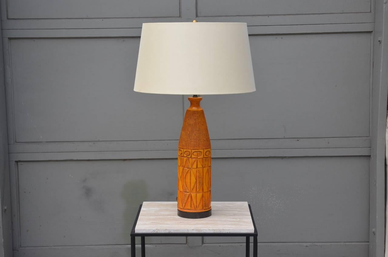 Chic Brutalist ochre ceramic table lamp with custom silk shade.

Shade dimensions: 10.5 in. tall x 16 in. top diameter x 19 in. bottom diameter.
