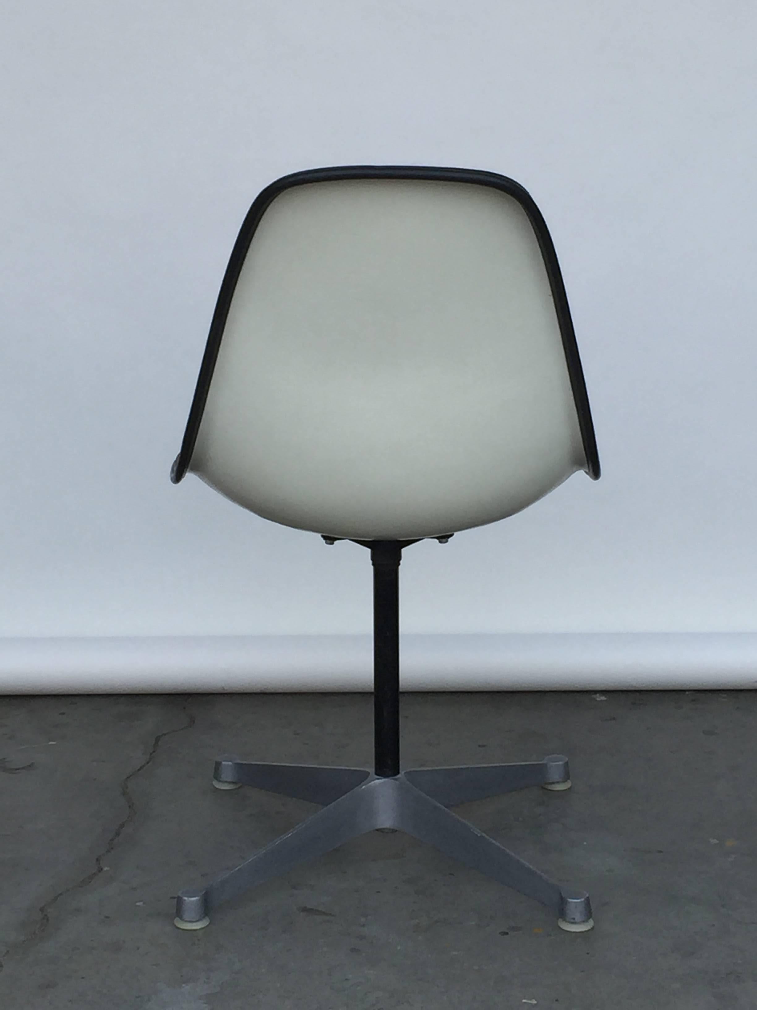 Single Vintage Fabric Contractor Base Eames Swiveling Chair In Excellent Condition In Los Angeles, CA