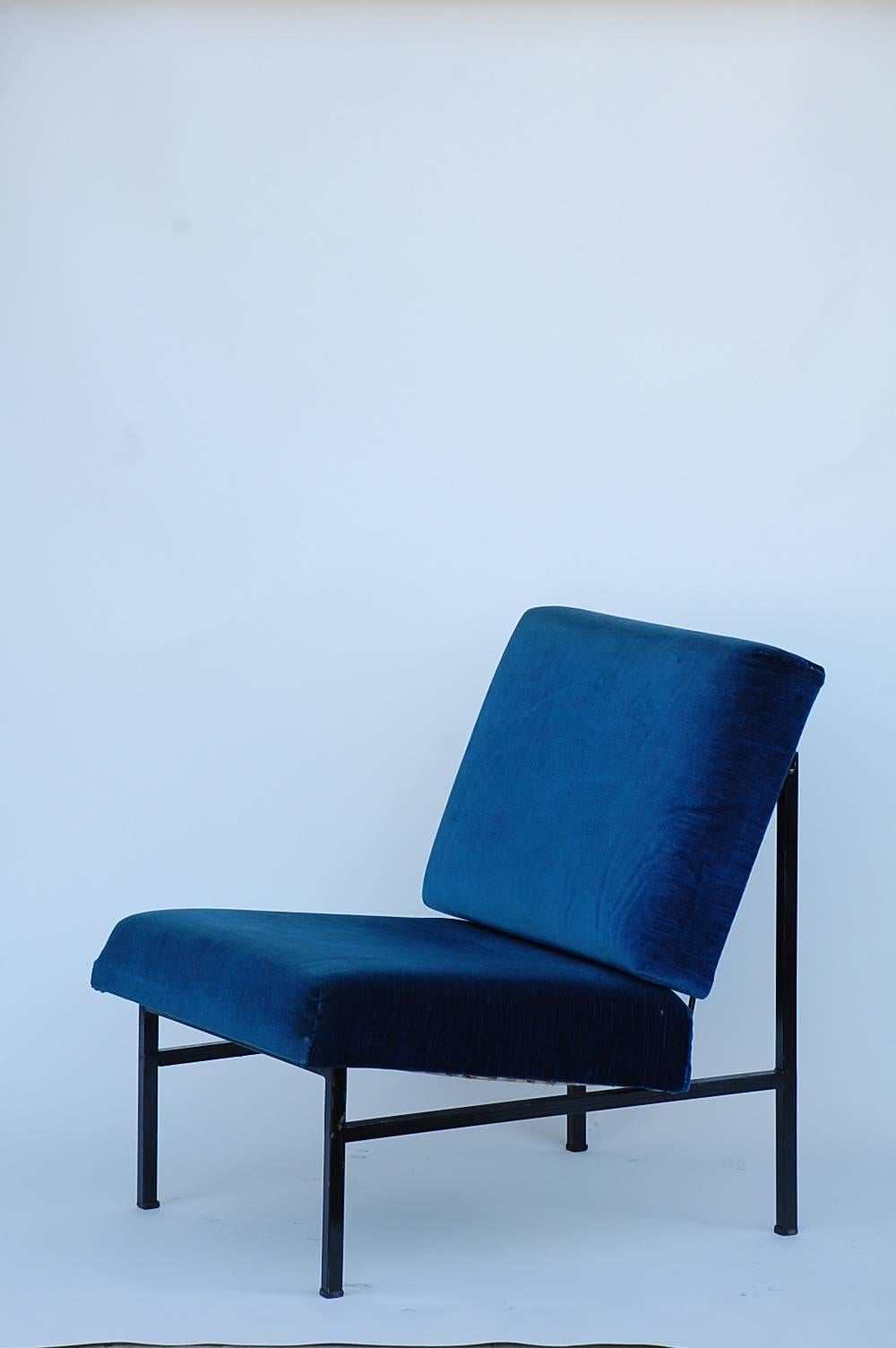 Mid-Century Modern Paire de chaises pantoufles 'Dclive' en velours et acier noirci par Design Frres en vente