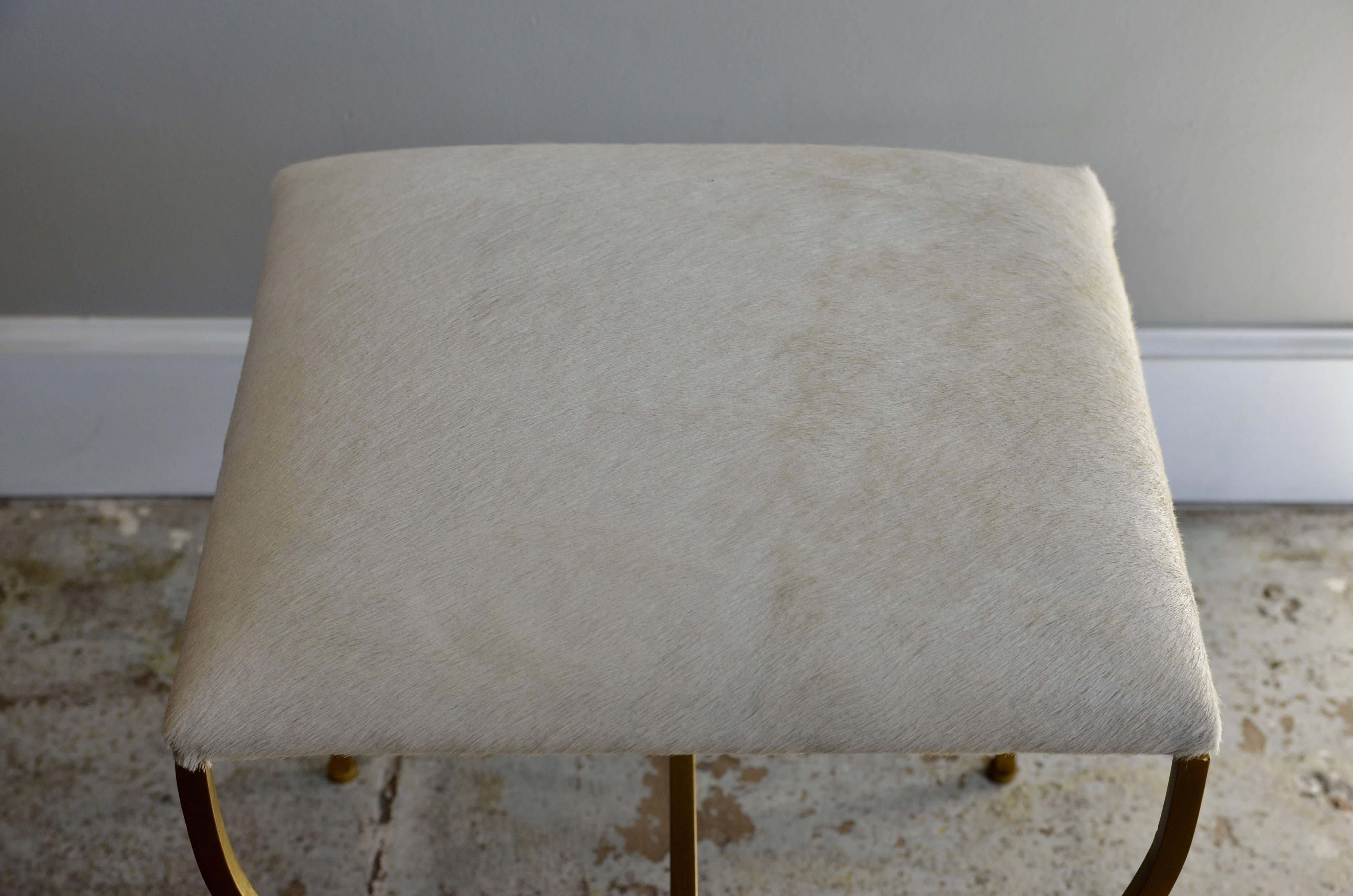 The 'Strapontin' Hocker aus vergoldetem Metall und weißem Leder von Design Frères (Französisch) im Angebot