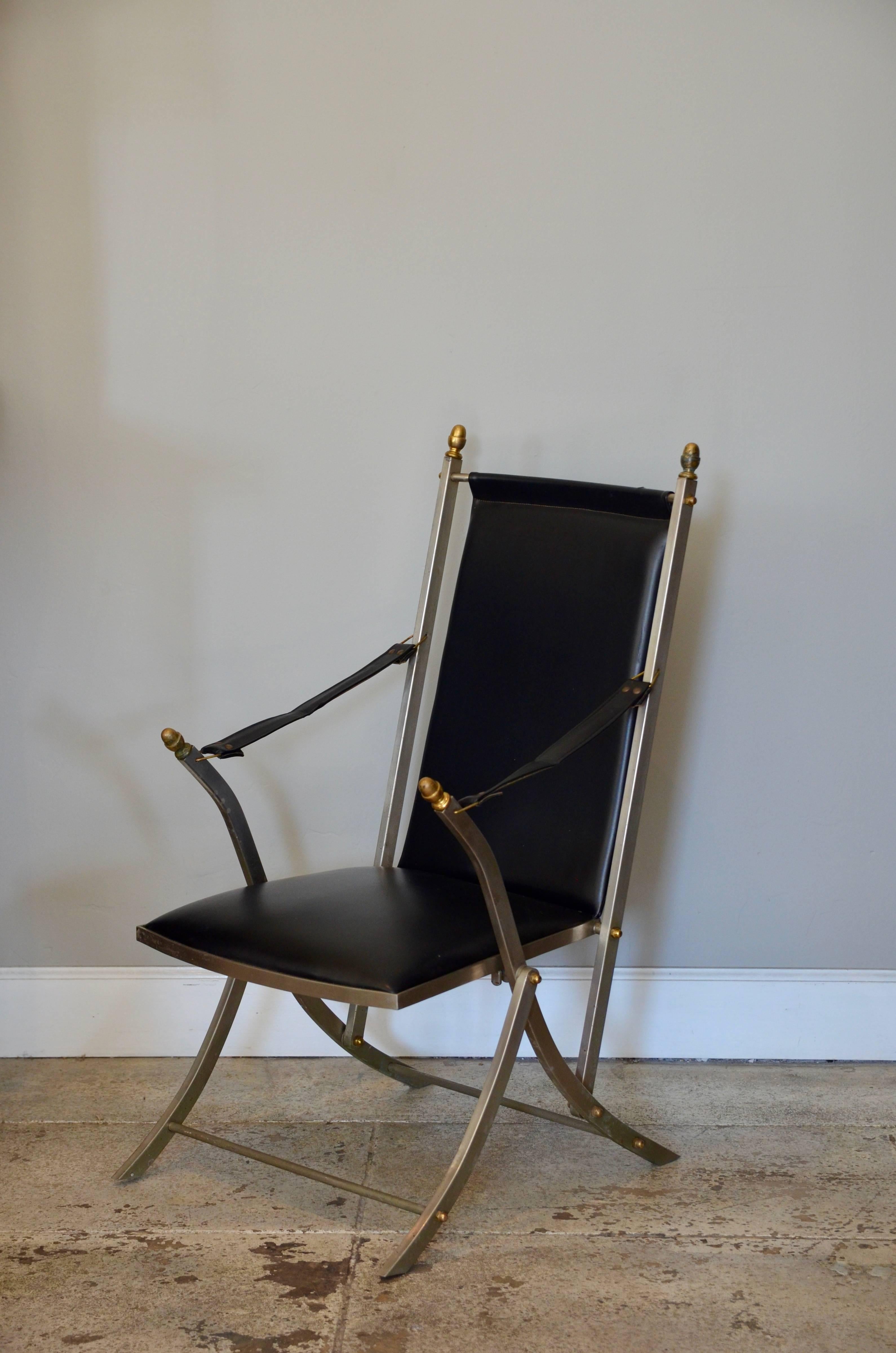 Zwei klappbare Campaign-Sessel im Stil von Otto Parzinger für Maison Jansen.