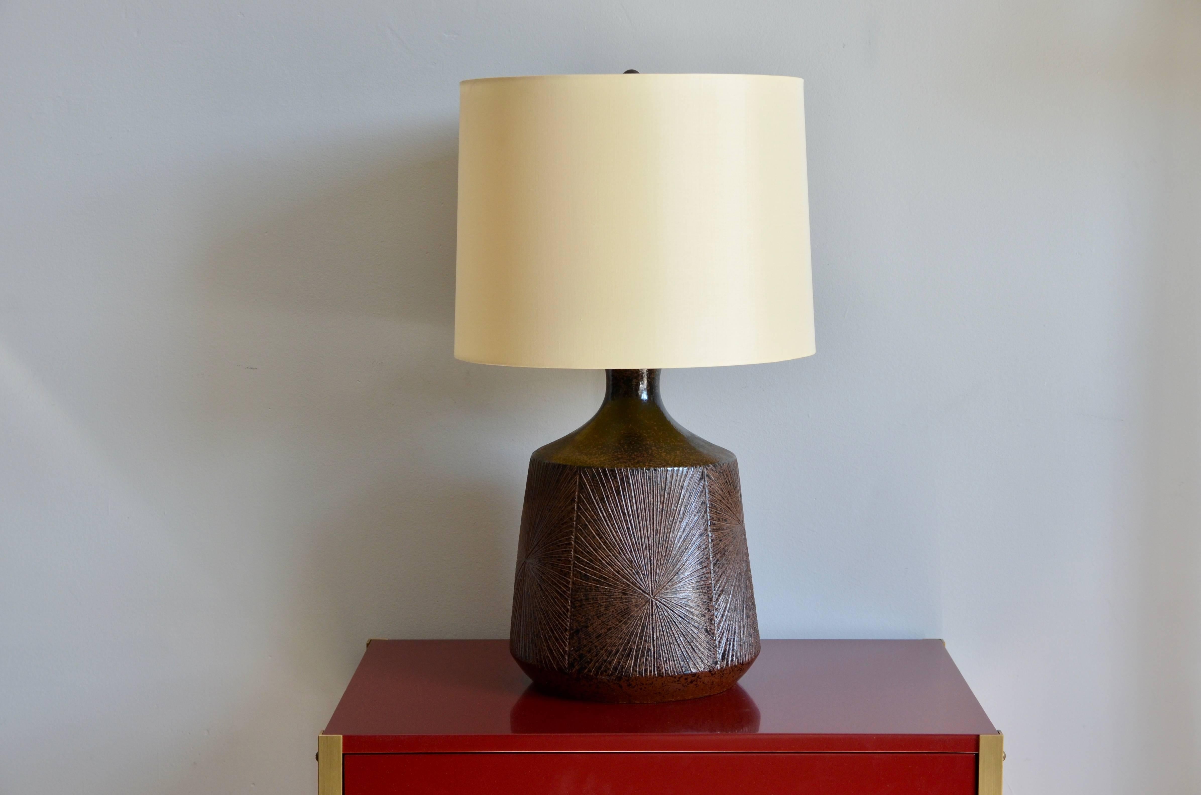 Rare Earthgender sunburst ceramic lamp by David Cressey and Robert Maxwell. 

Handmade Architectural Pottery with desirable incised Brutalist sunburst pattern.

New custom cream silk shade and diffuser (the shade is 15 in diameter at top x 16