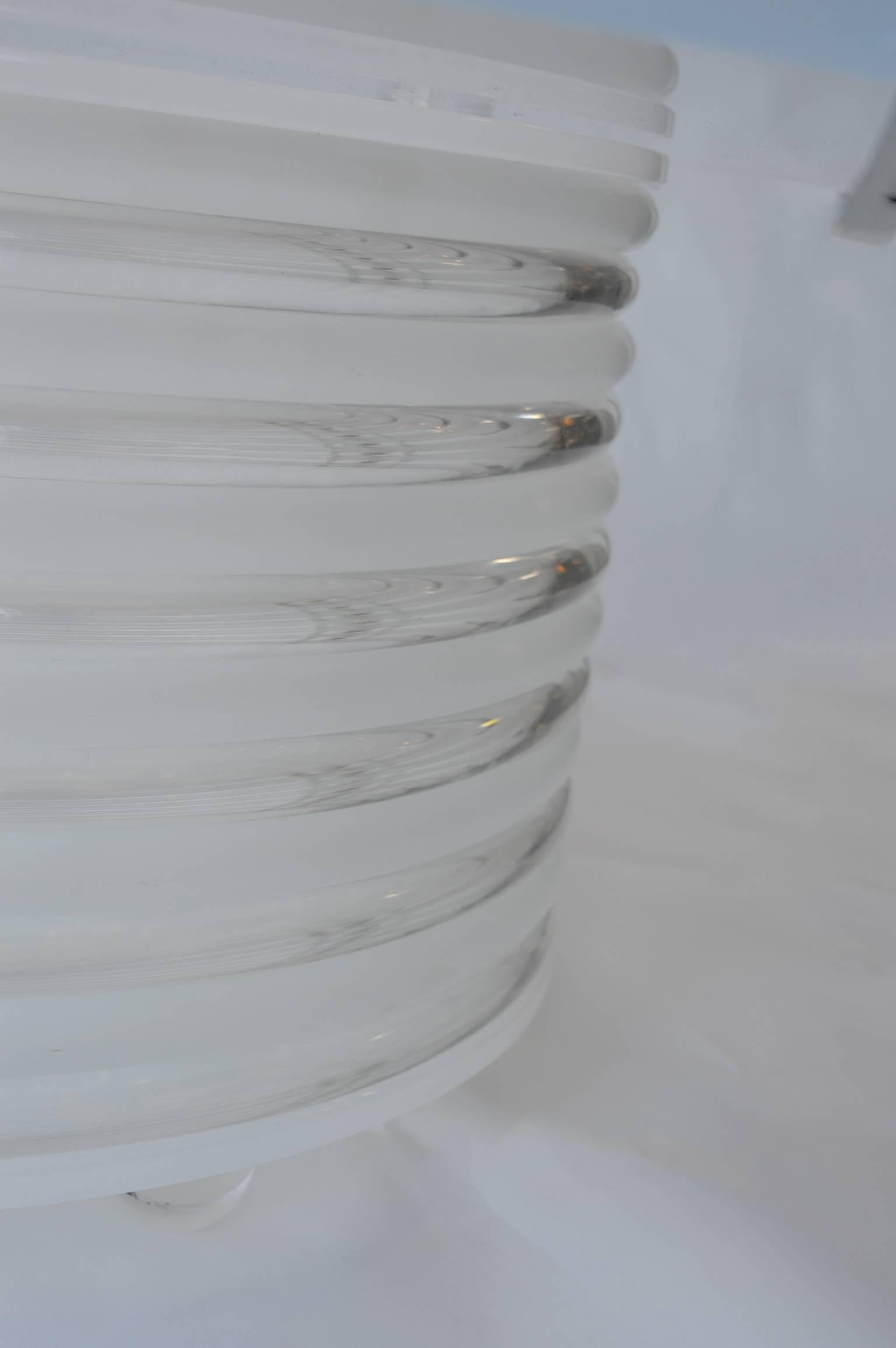 Zylinder-Couchtisch aus Acryl im Zustand „Hervorragend“ im Angebot in Los Angeles, CA