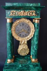 Horloge de style Empire en malachite avec dorure en bronze