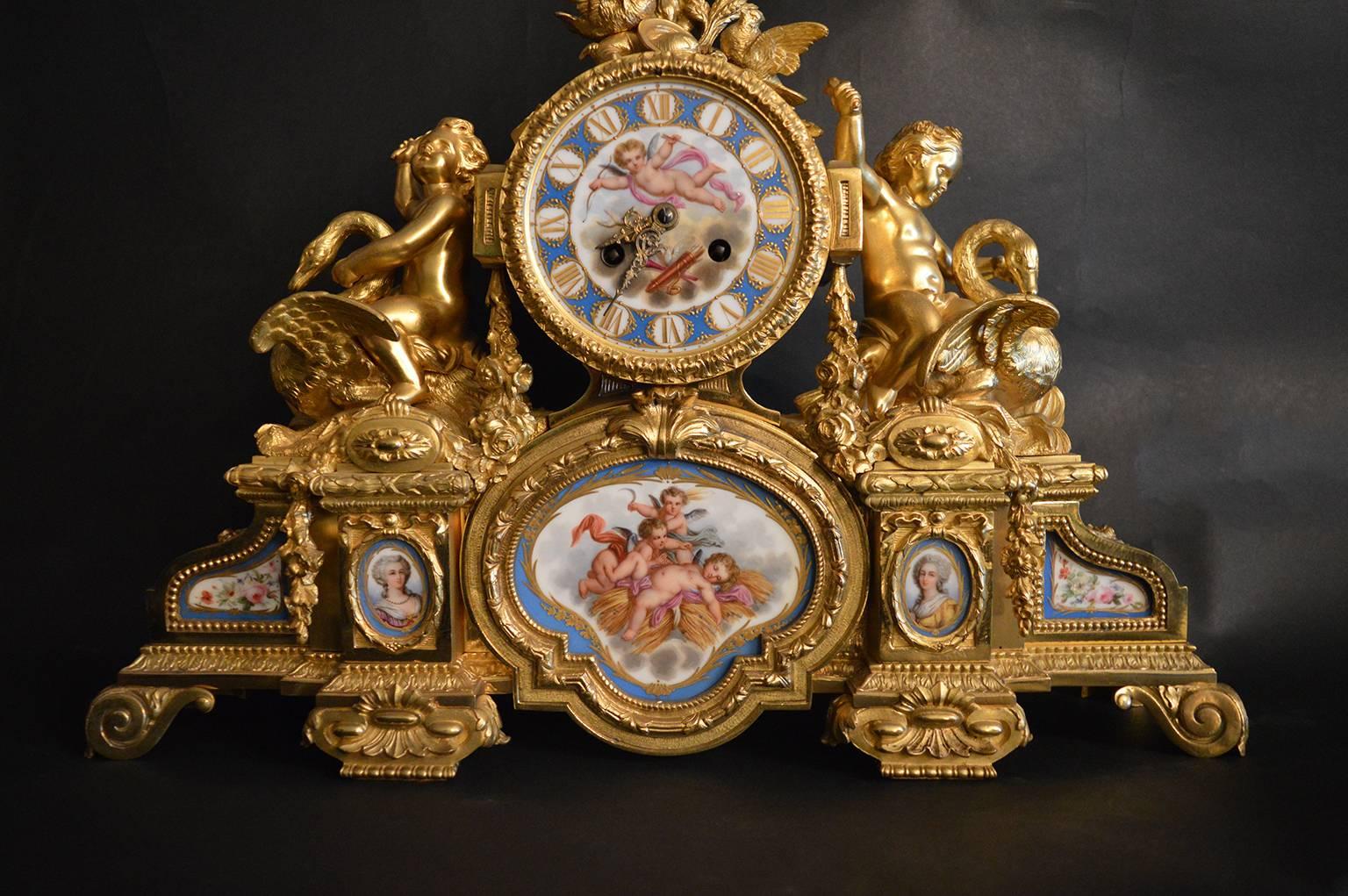 Pendule en porcelaine de Sèvres et bronze doré. L'horloge ne fonctionne pas.
