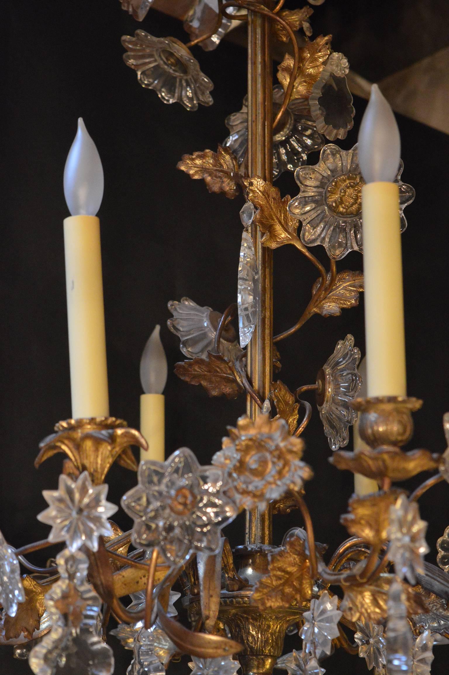 Kronleuchter aus Messing und Kristall mit floralen Details (Italienisch) im Angebot