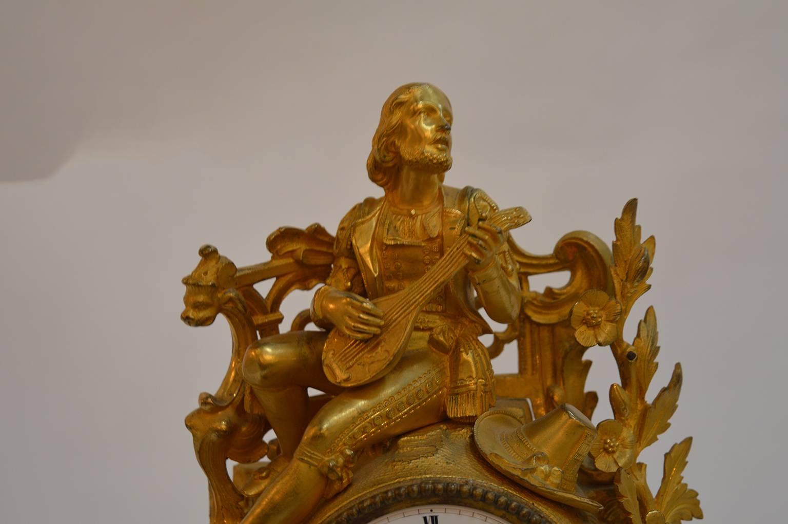 Pendule française en bronze doré du 19e siècle. Le Condit est en état de marche.