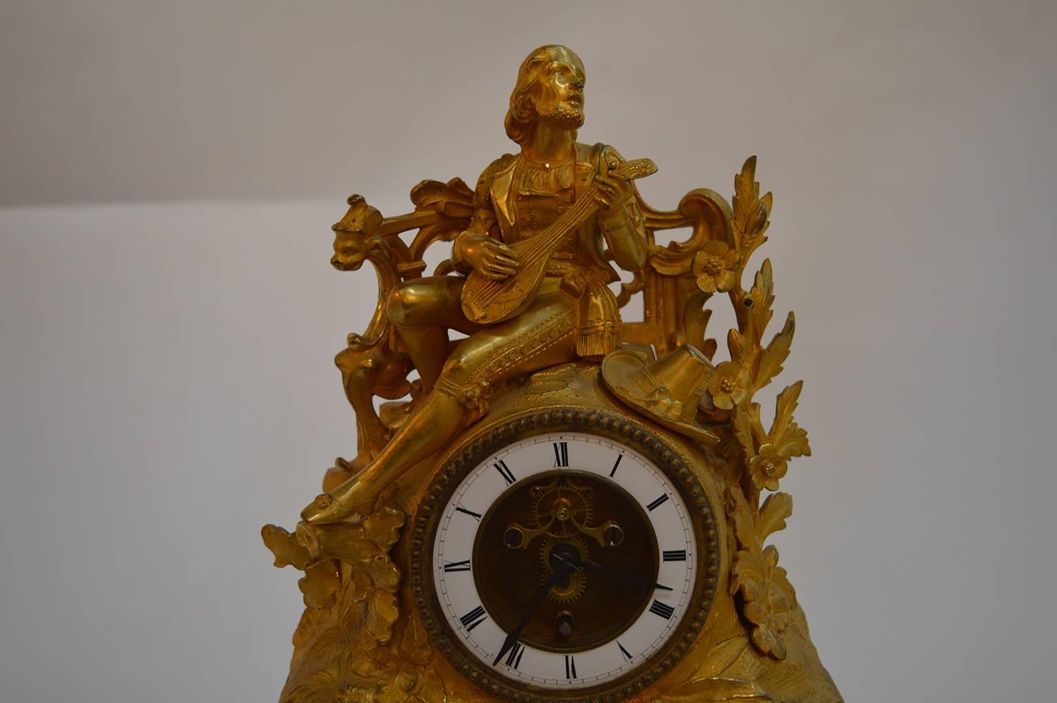 Doré Horloge française en bronze doré du 19ème siècle en vente