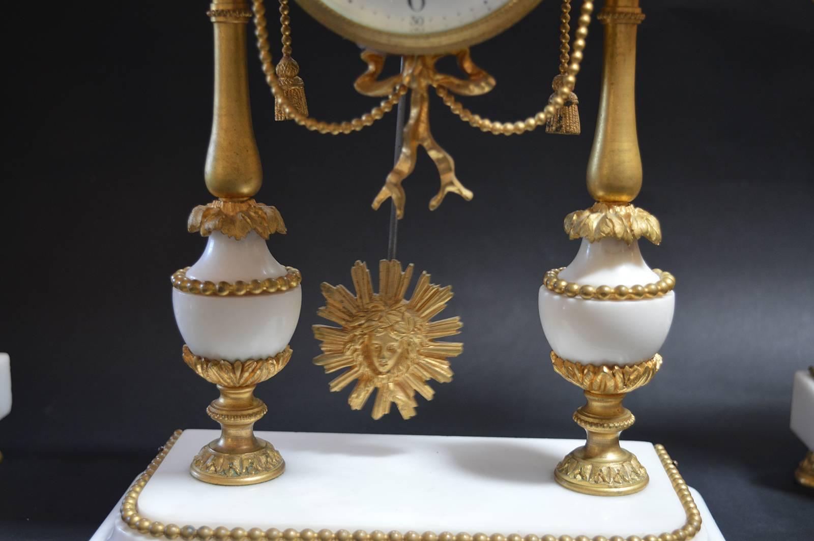 horloge française du 19ème siècle. Marbre et bronze, horloge fonctionnelle.
Les enfants jouant du cor mesurent 12