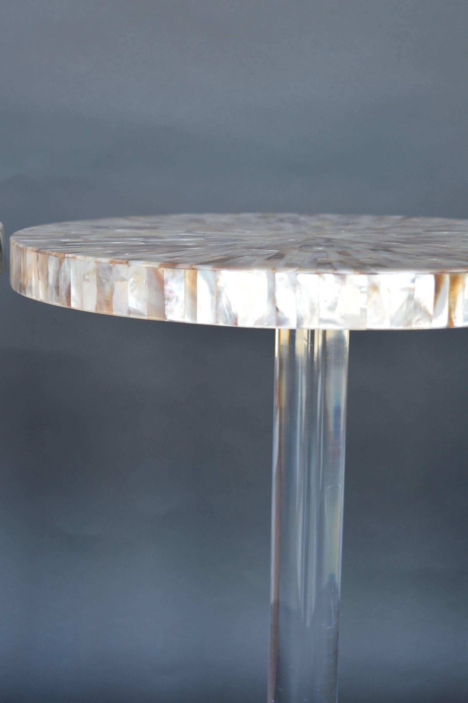 italien Paire de tables d'appoint en nacre avec bases en lucite en vente