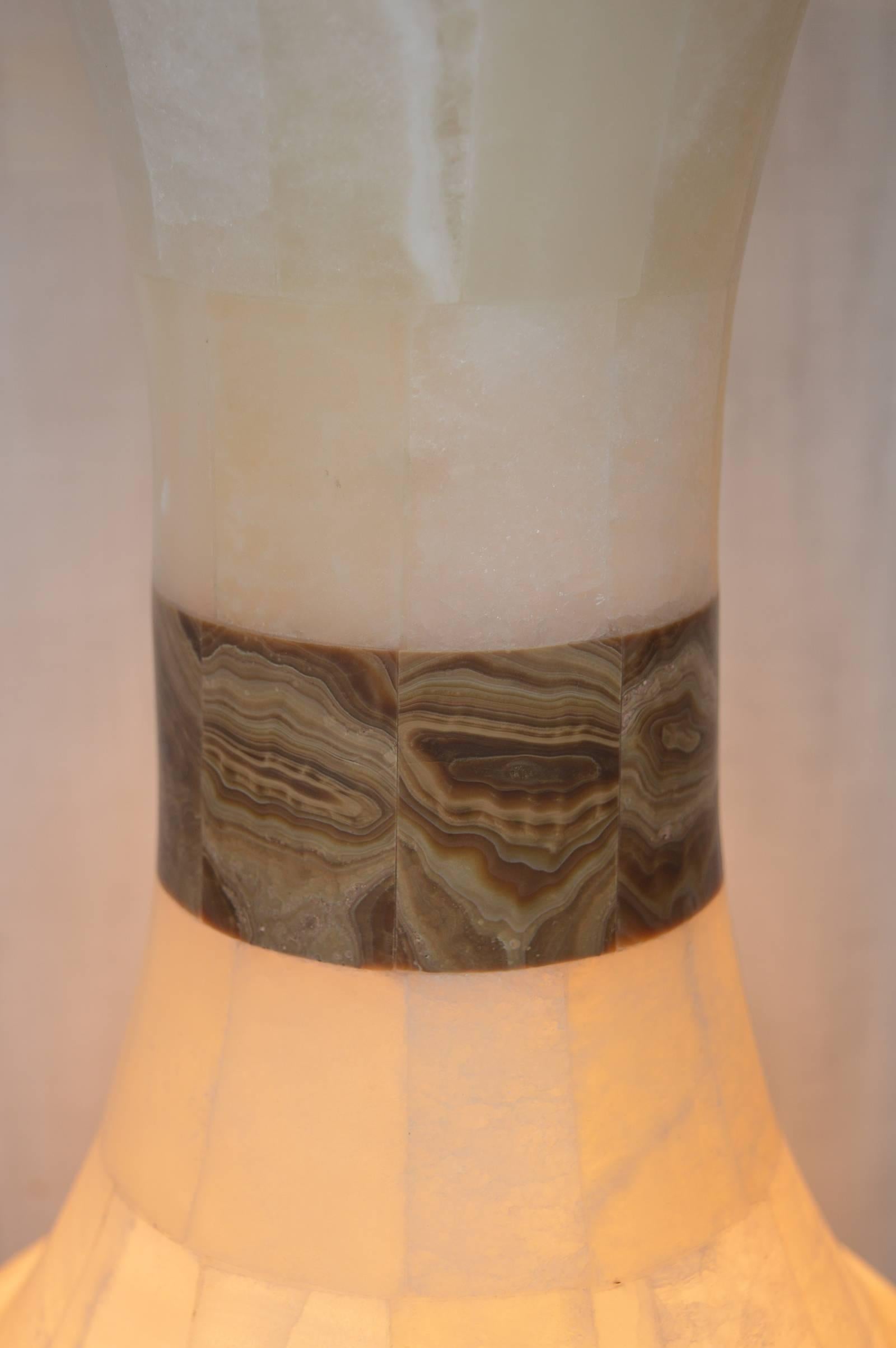 Paire de lampes en forme de jarre en onyx blanc Excellent état - En vente à Los Angeles, CA