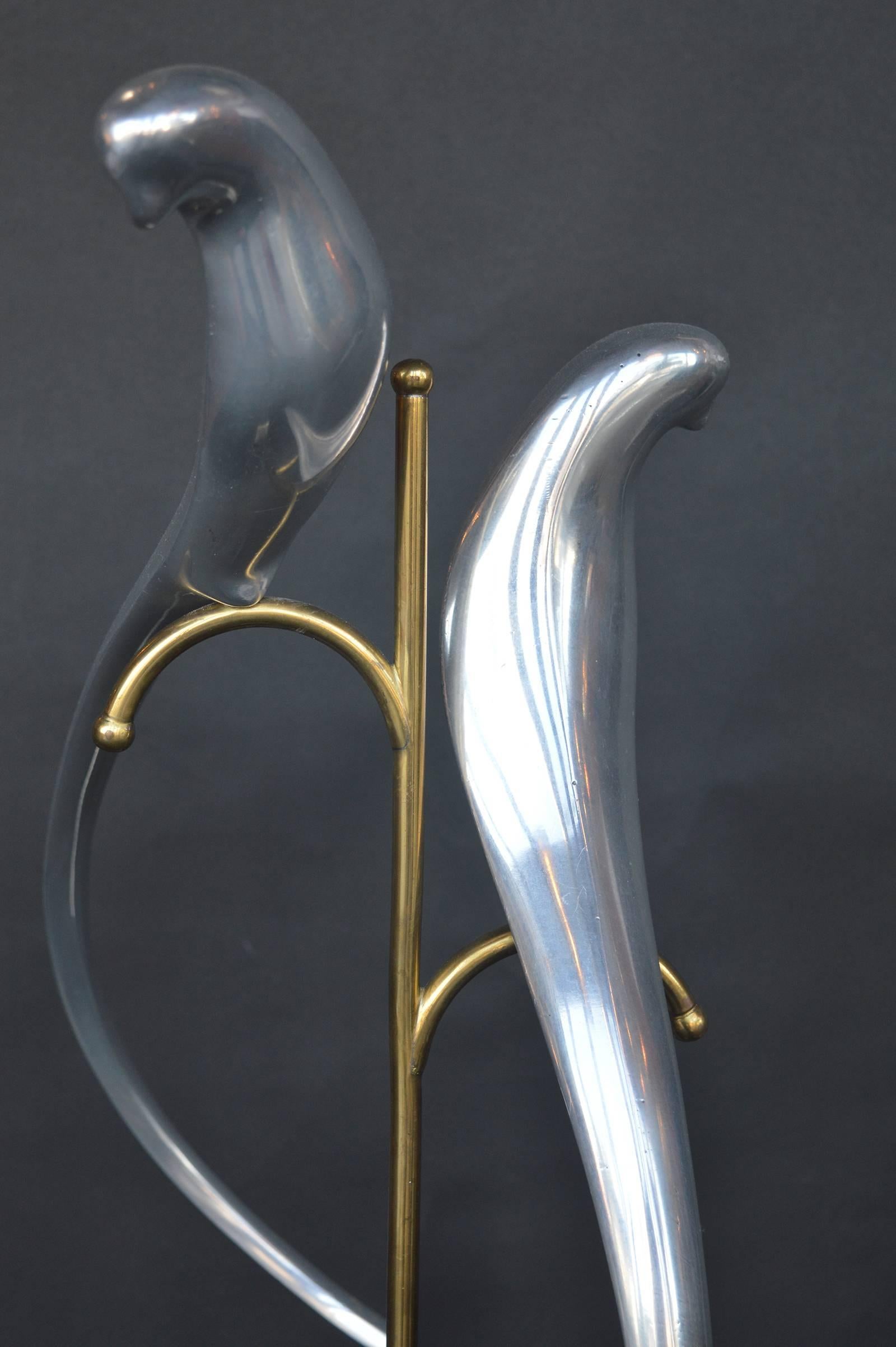 Sculpture en métal de deux perroquets par Curtis Jere.