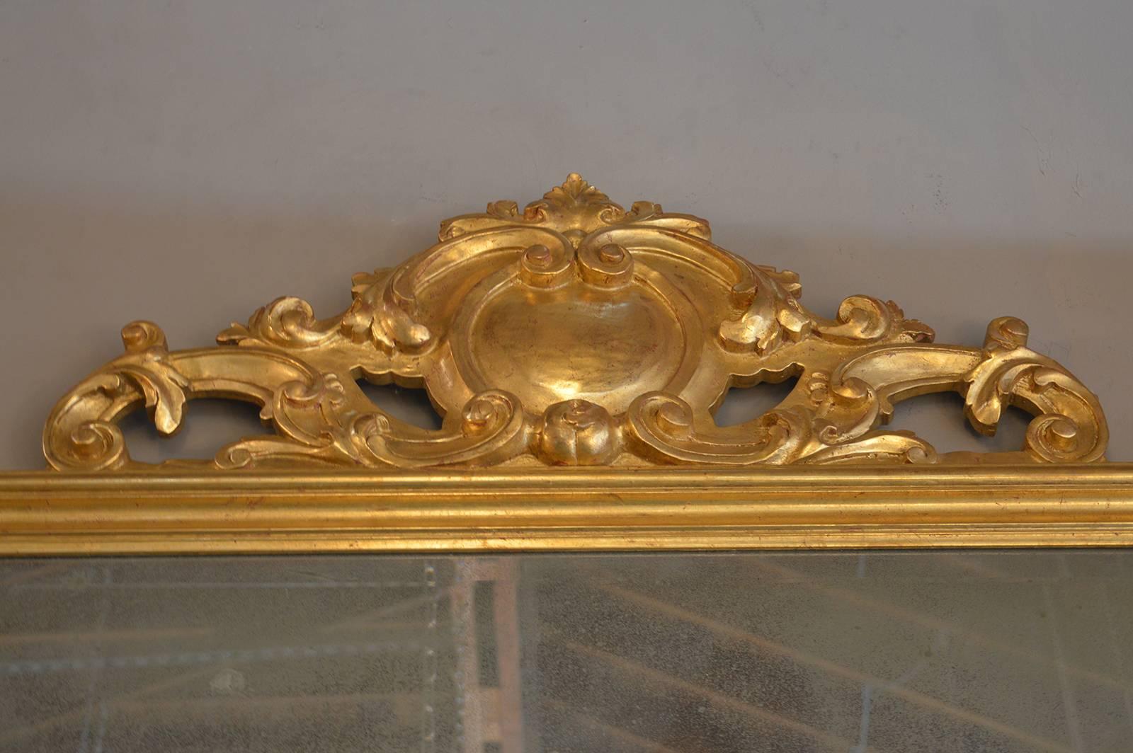 Miroir ancien en bois doré.