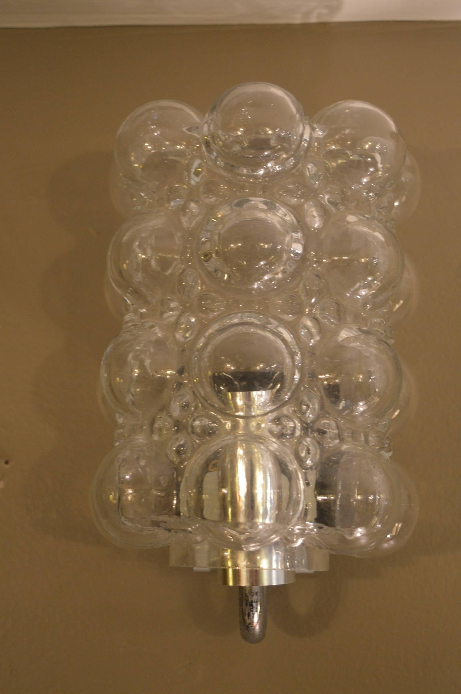 Paire d'appliques à bulles en verre soufflé à la bouche, avec un lustre à suspension assorti. Mesure : 15