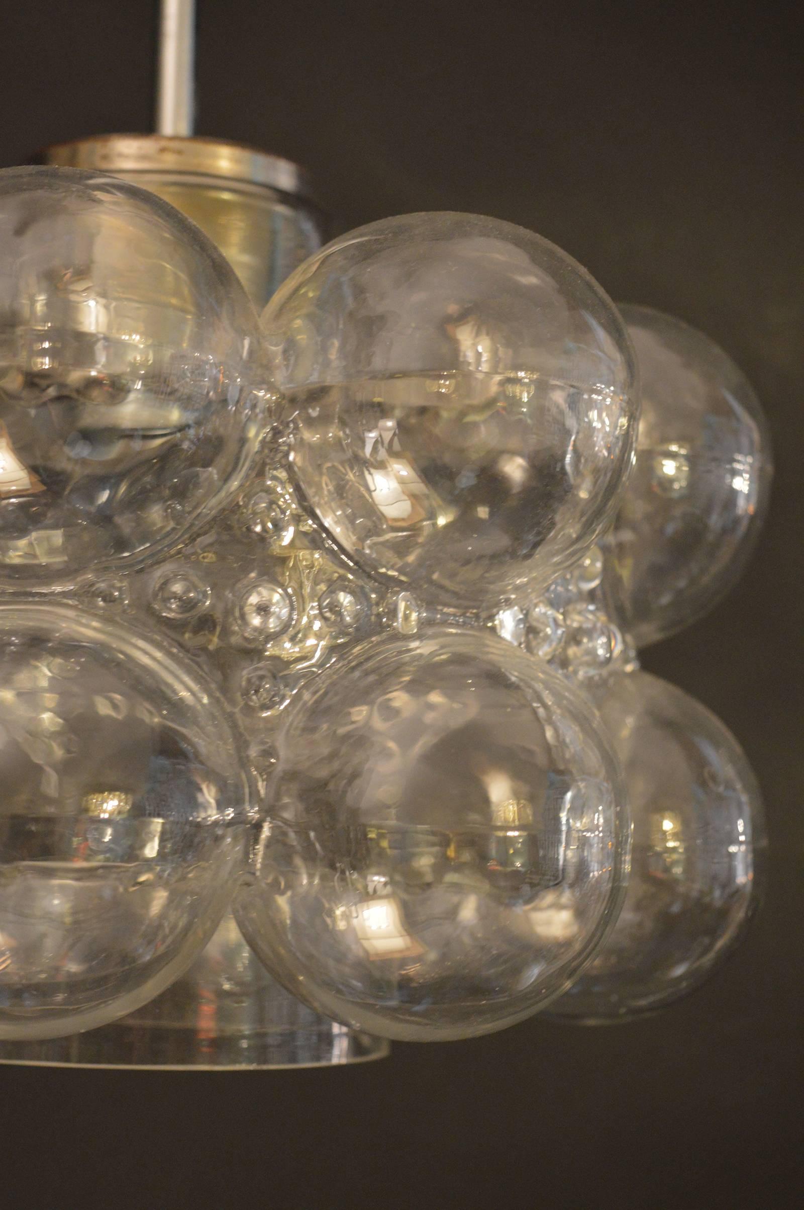 Paar mundgeblasene Glasblasen-Wandleuchter mit passendem Kronleuchter-Anhänger im Zustand „Hervorragend“ im Angebot in Los Angeles, CA