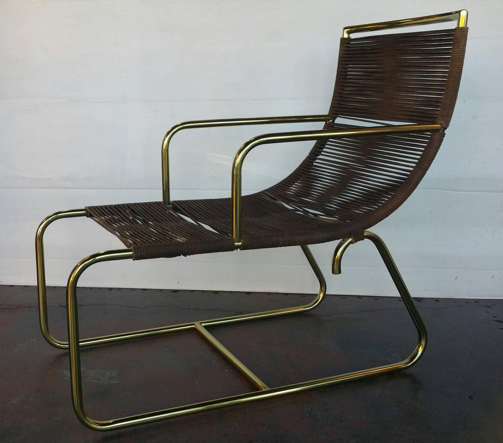Paire de fauteuils traîneaux dans le style de Walter Lamb.
Métal nouvellement plaqué avec passepoil en corde.