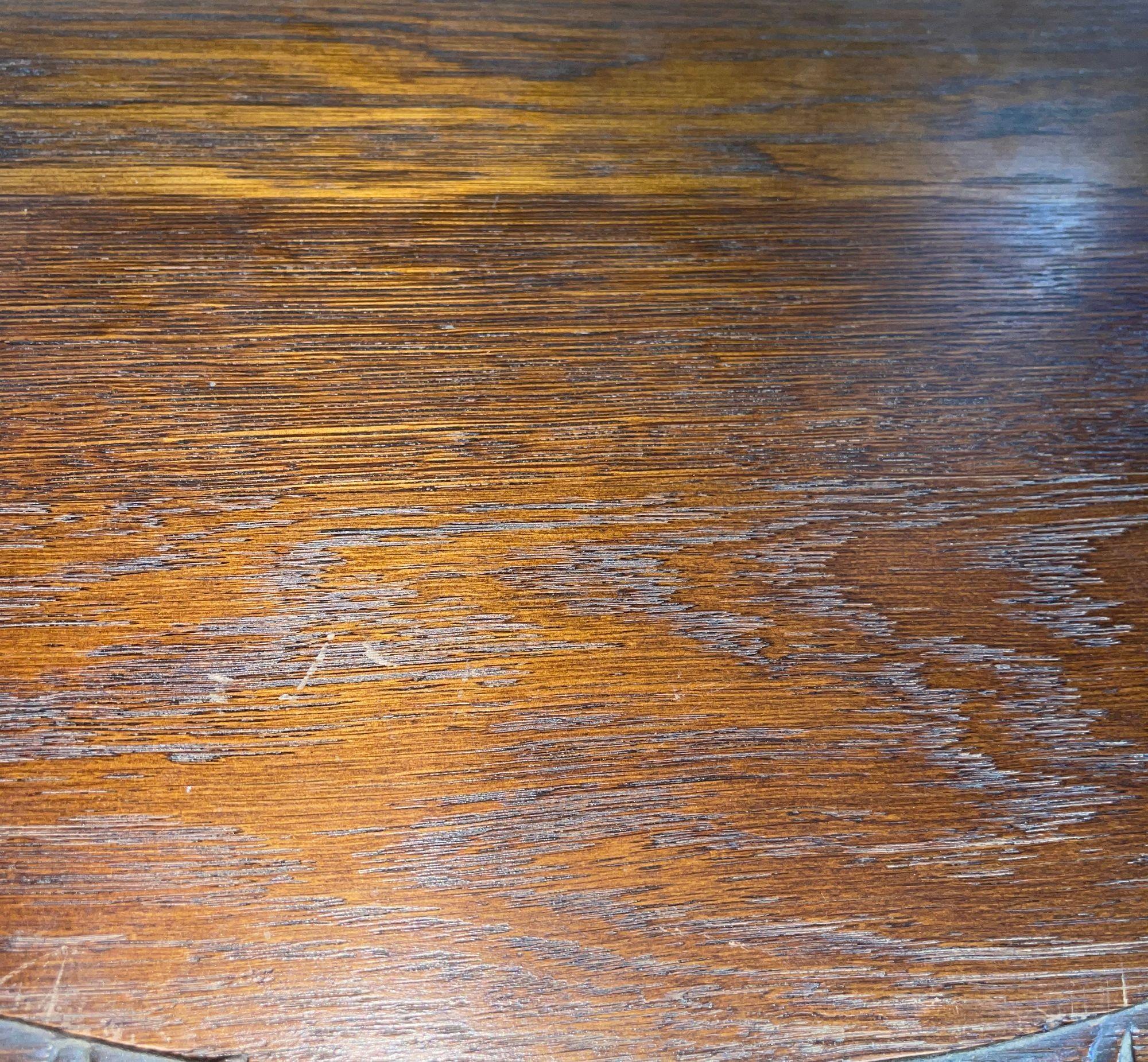 Américain Buffet victorien américain en chêne avec détails sculptés et triple miroir, vers 1880 en vente