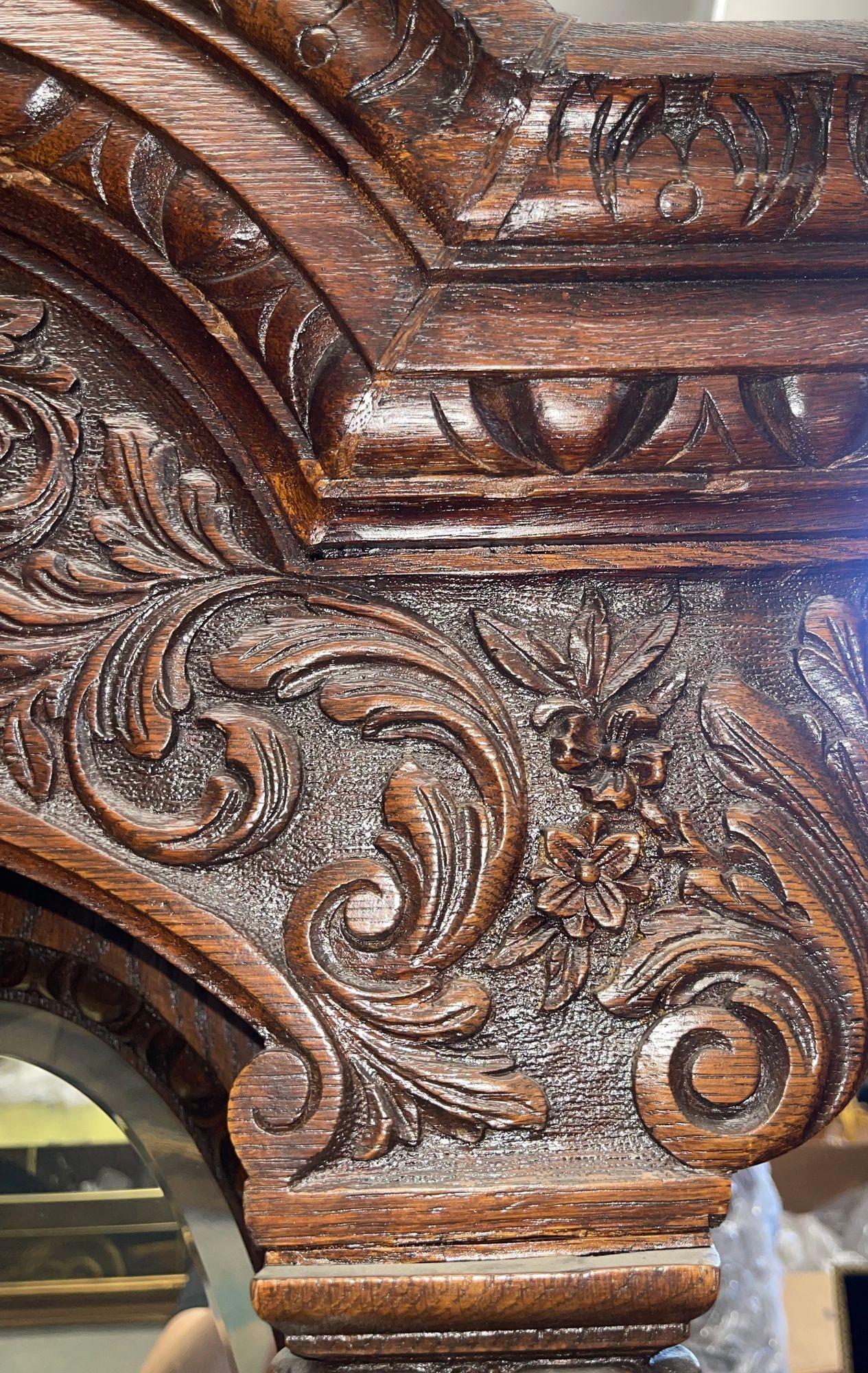 Buffet victorien américain en chêne avec détails sculptés et triple miroir, vers 1880 Bon état - En vente à Los Angeles, CA