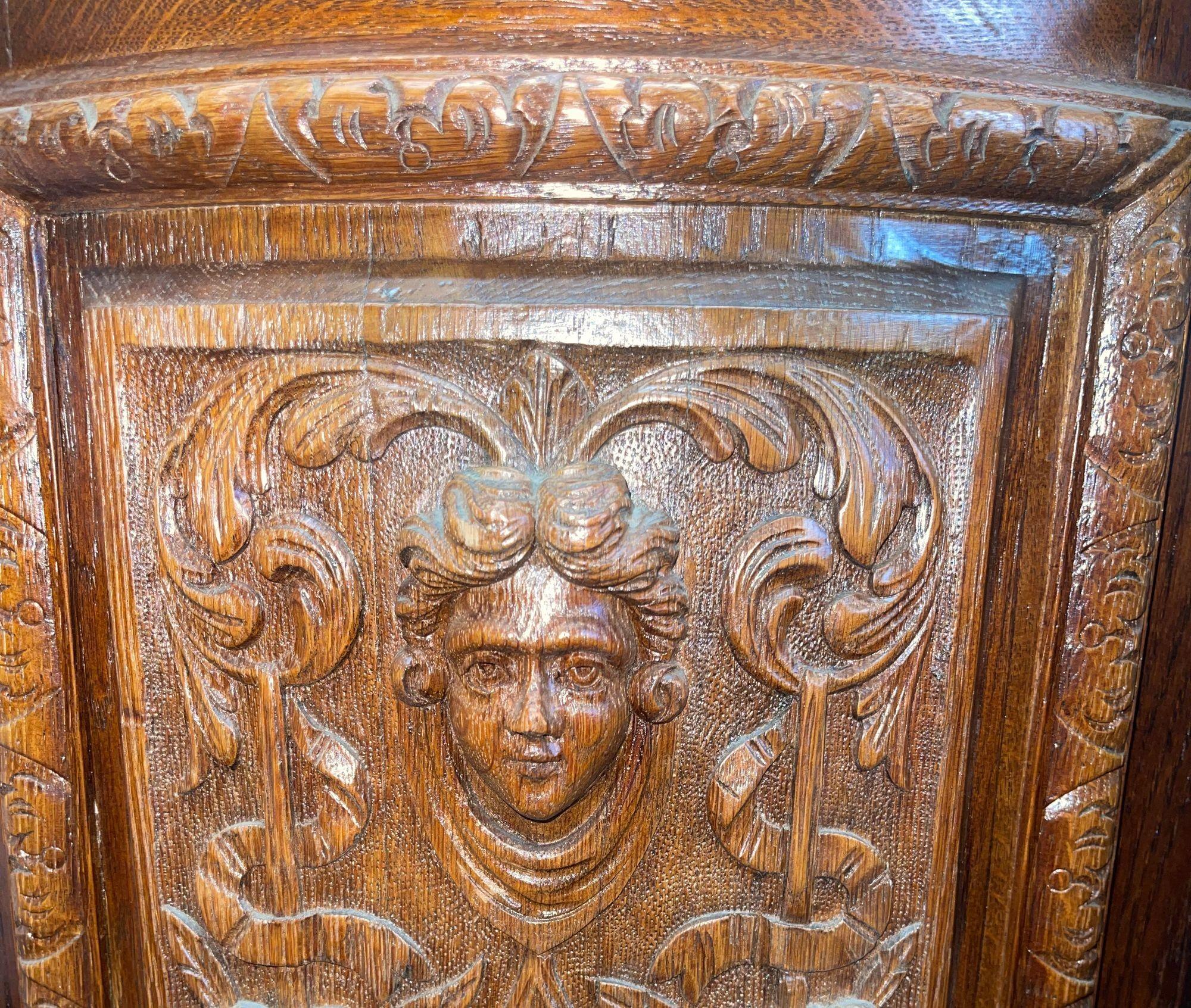 Fin du XIXe siècle Buffet victorien américain en chêne avec détails sculptés et triple miroir, vers 1880 en vente
